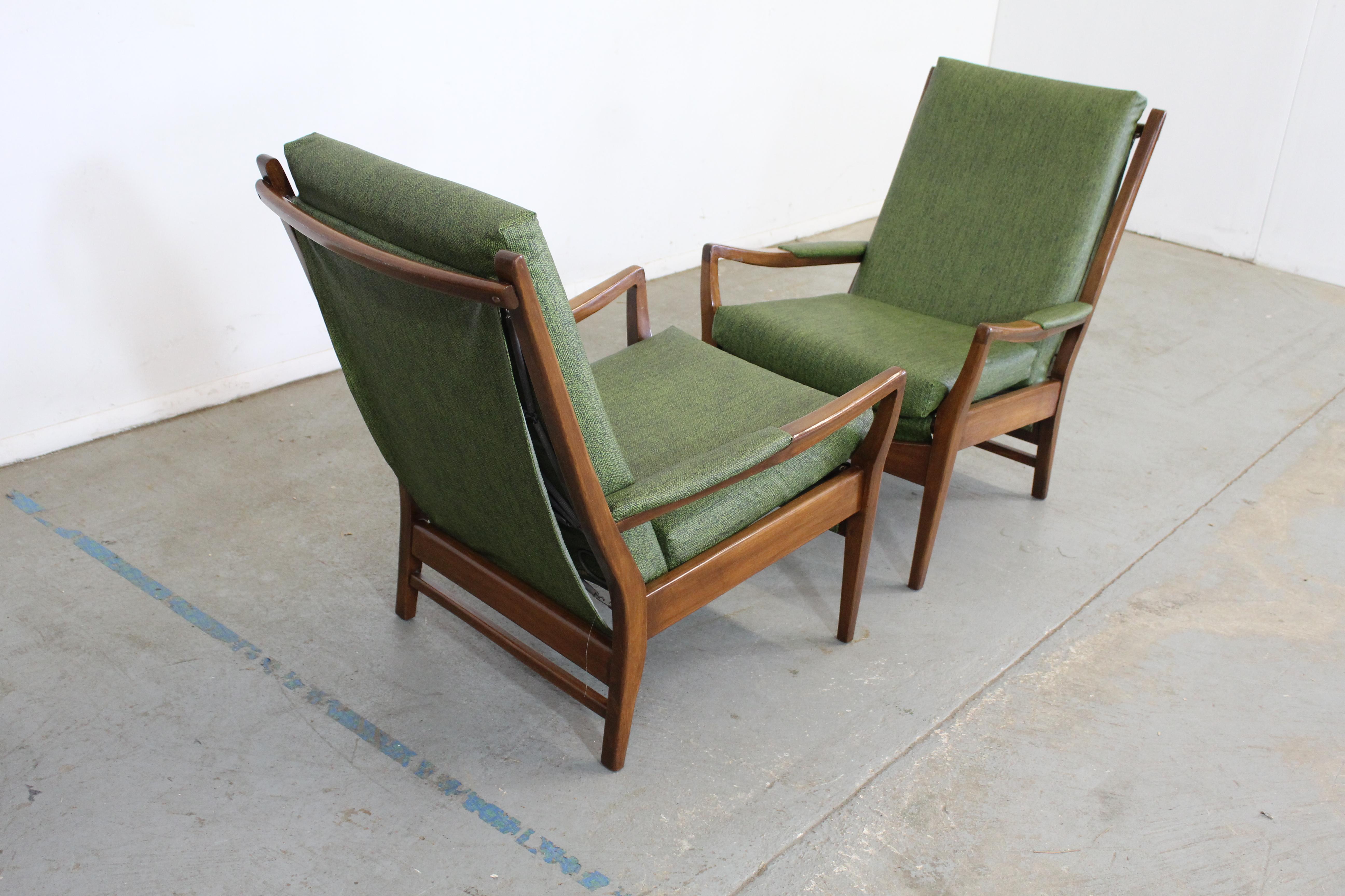 20th Century Pair of Mid-Century Modern Open Arm Walnut Lounge Chairs For Sale