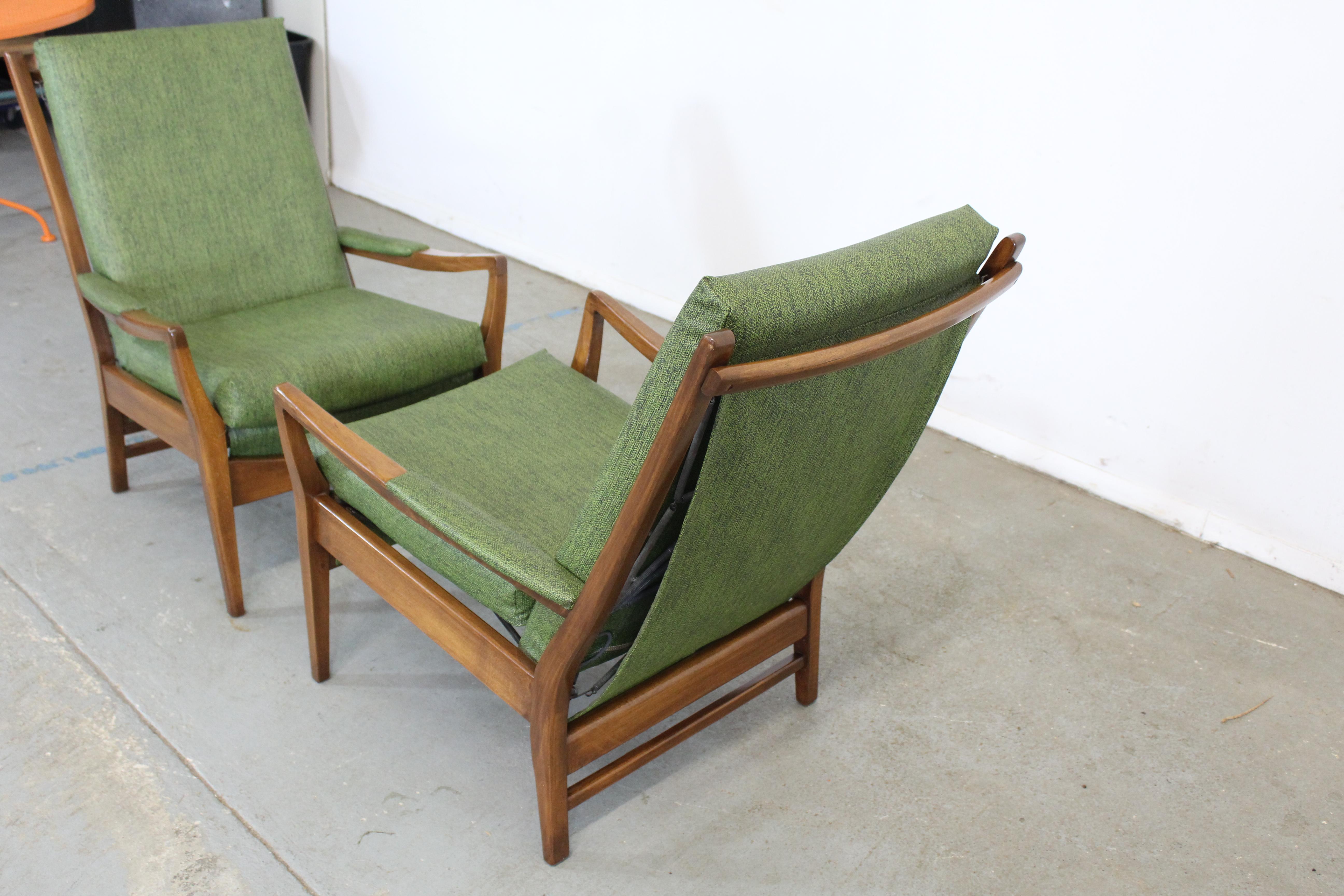 Pair of Mid-Century Modern Open Arm Walnut Lounge Chairs For Sale 1