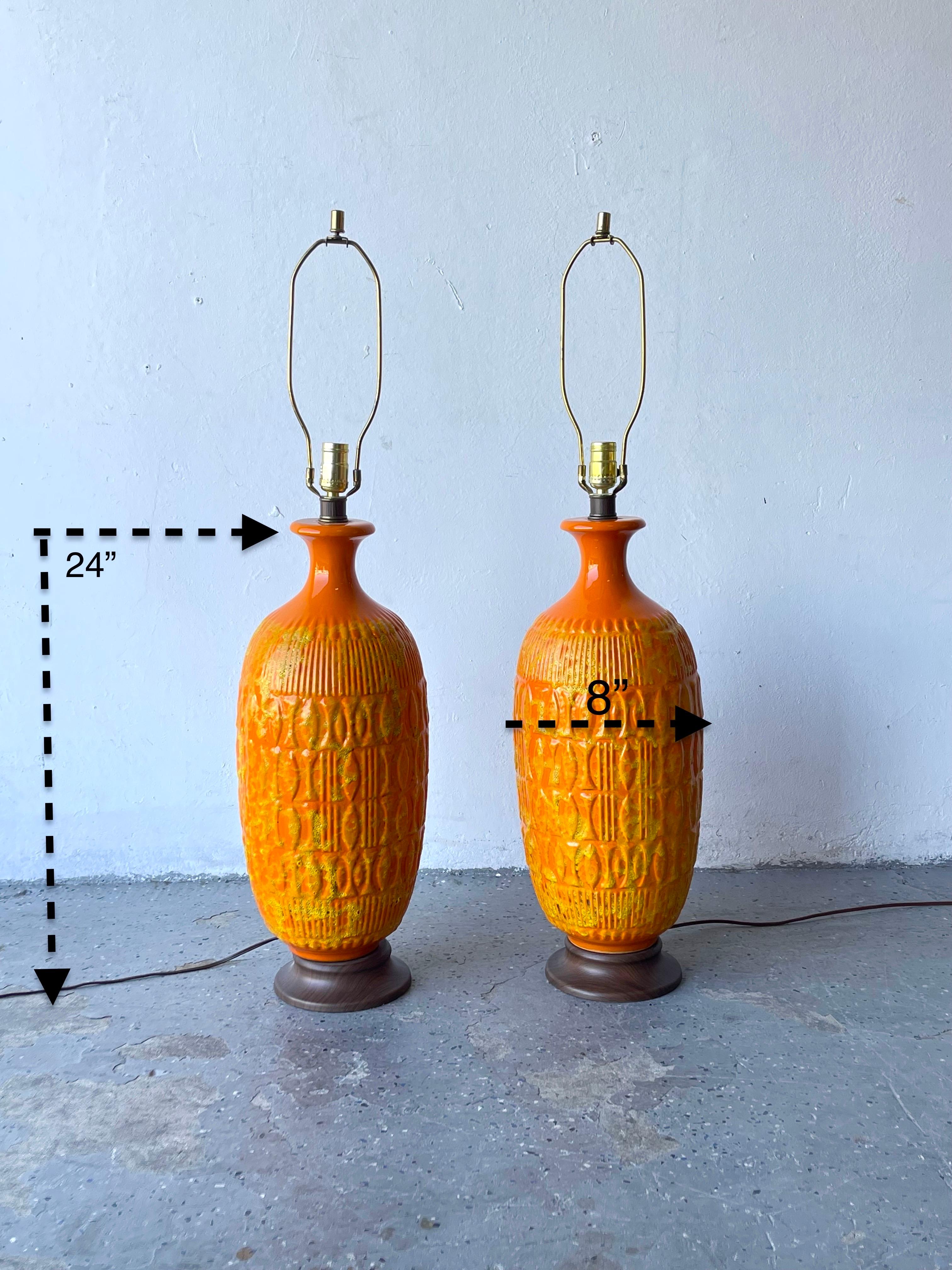 Une paire rare de lampes en céramique émaillée de MCM avec un motif géométrique. Orange et jaune vifs. Probablement d'origine ouest-allemande, peut-être Scheurich, Keramik, ils sont de grande taille. Les récipients en céramique mesurent 24 pouces de