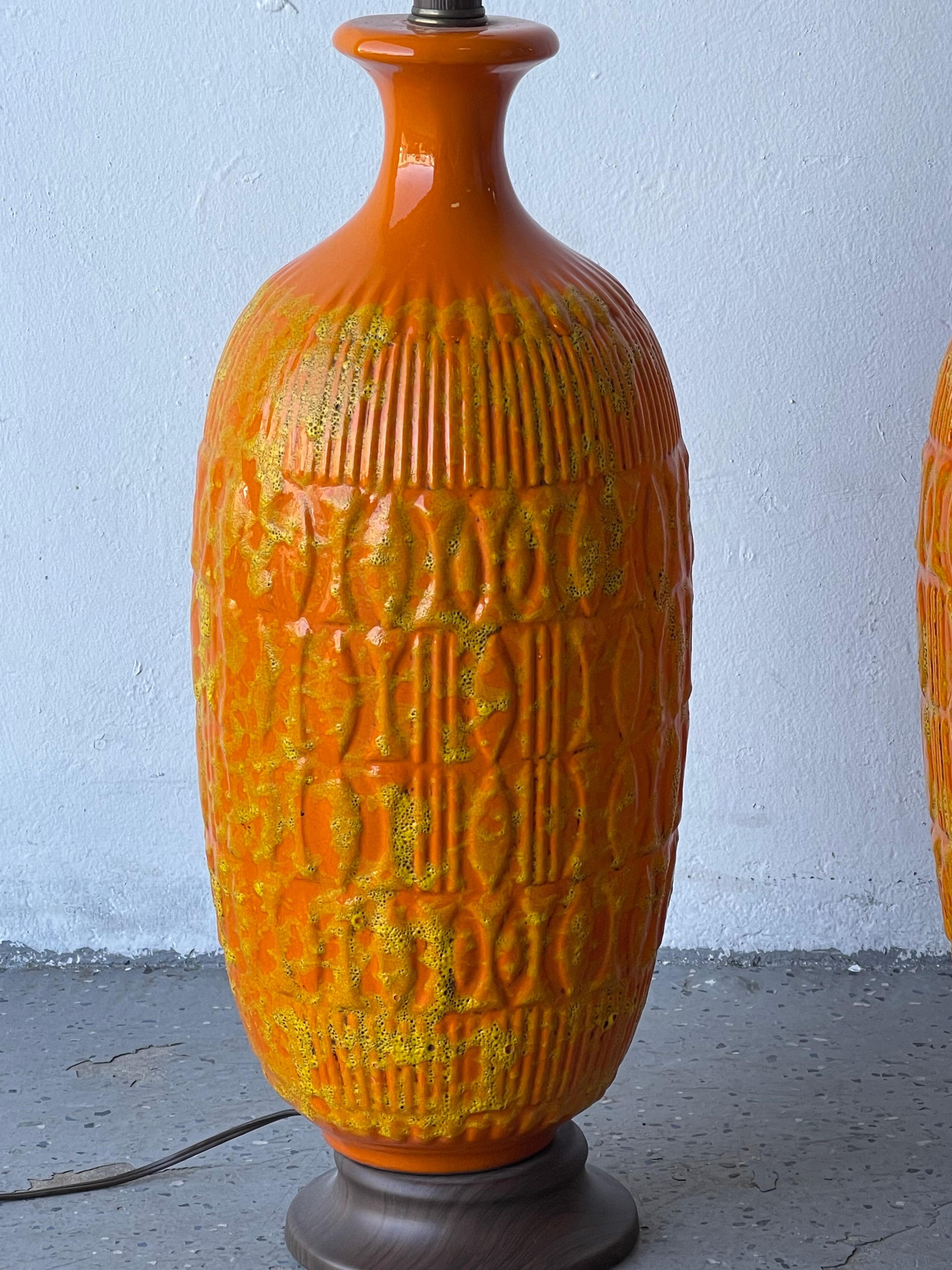 Mid-Century Modern Paire de lampes en céramique émaillée orange et jaune, mi-siècle moderne en vente