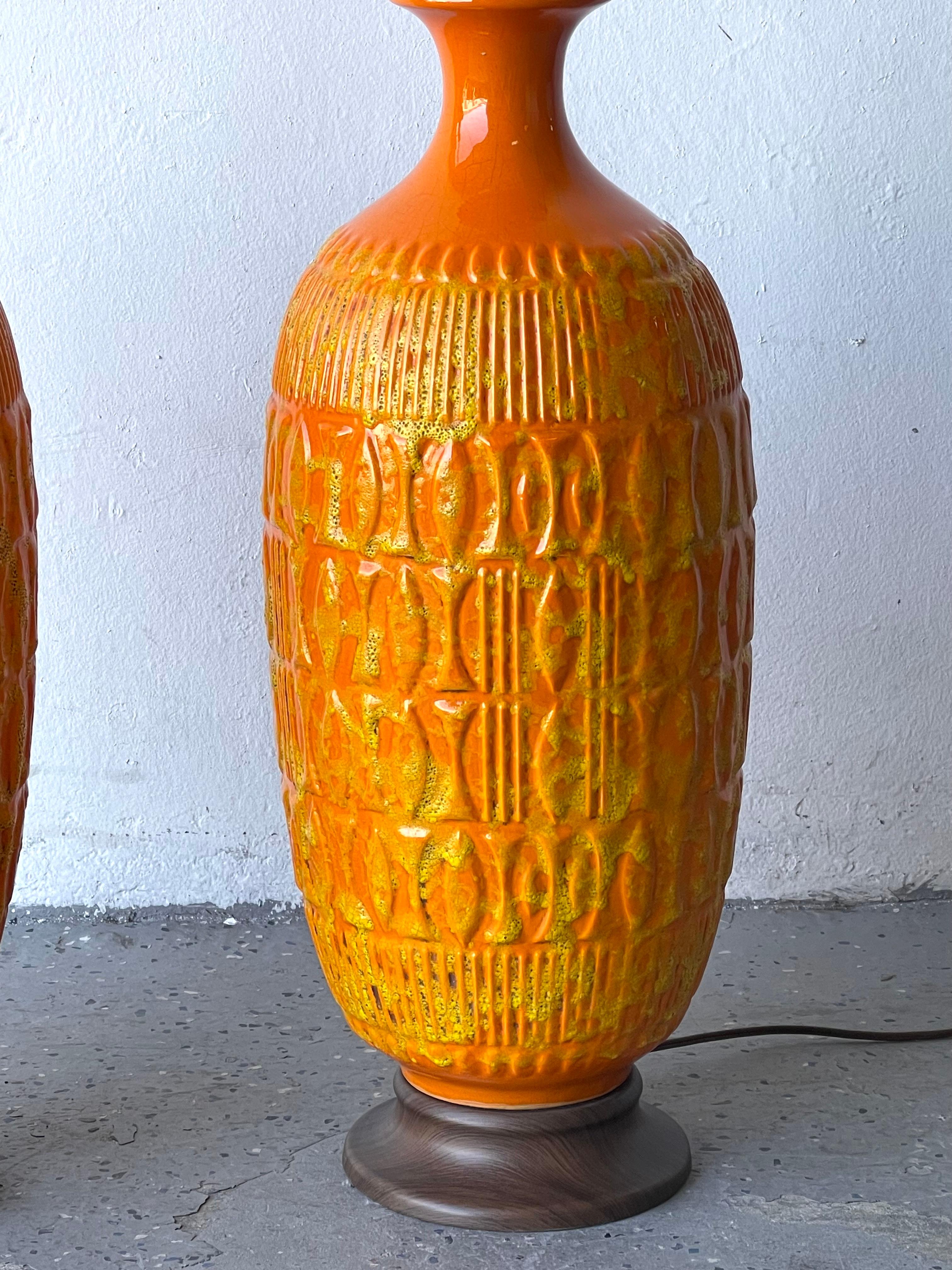 Pair of Mid-Century Modern Orange and Yellow Dripped Glazed Ceramic Lamps In Good Condition For Sale In Las Vegas, NV