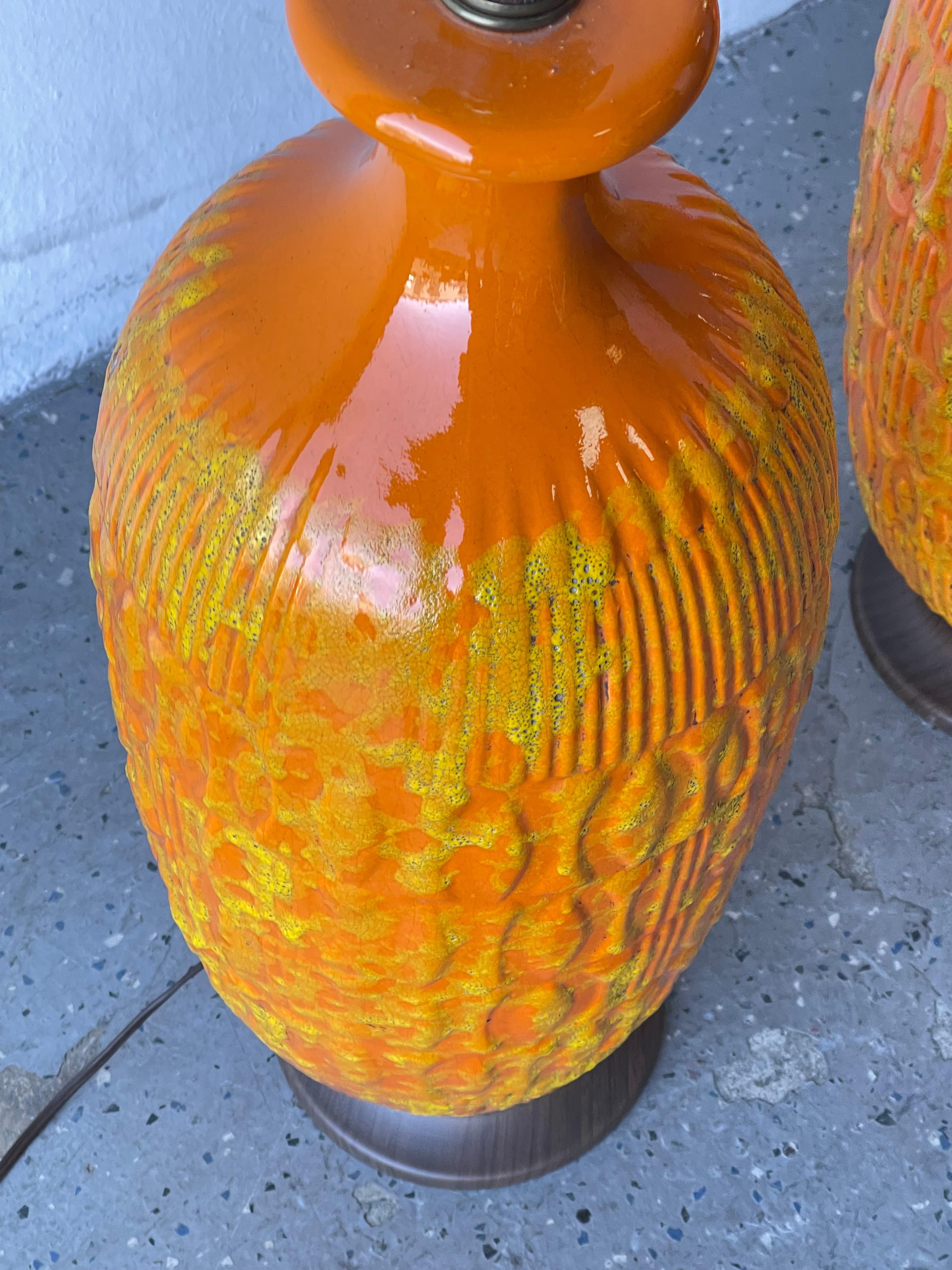 Milieu du XXe siècle Paire de lampes en céramique émaillée orange et jaune, mi-siècle moderne en vente