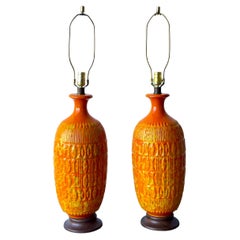 Paar orange-gelbe glasierte Mid-Century-Modern-Keramiklampen mit Tropfenglasur
