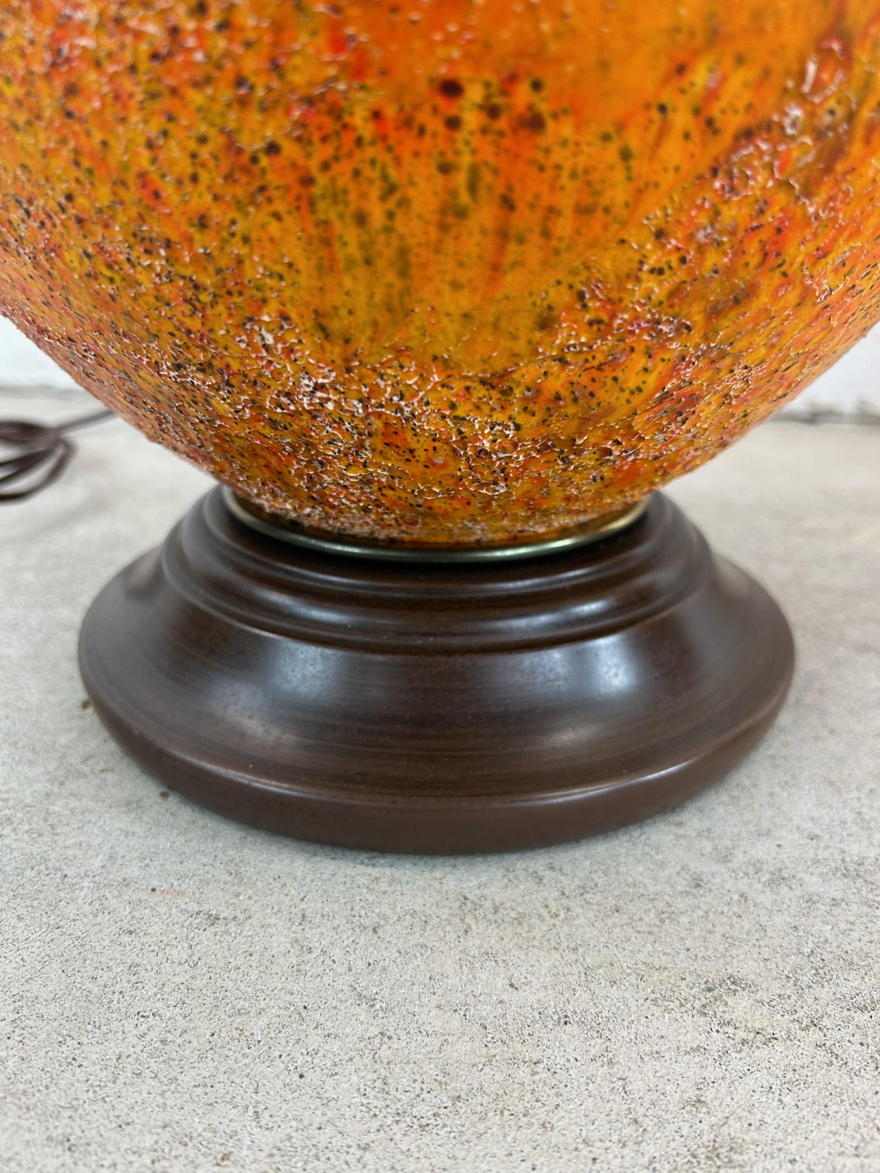 Nord-américain Paire de lampes de table The Modernity orange avec glaçure Lava en vente