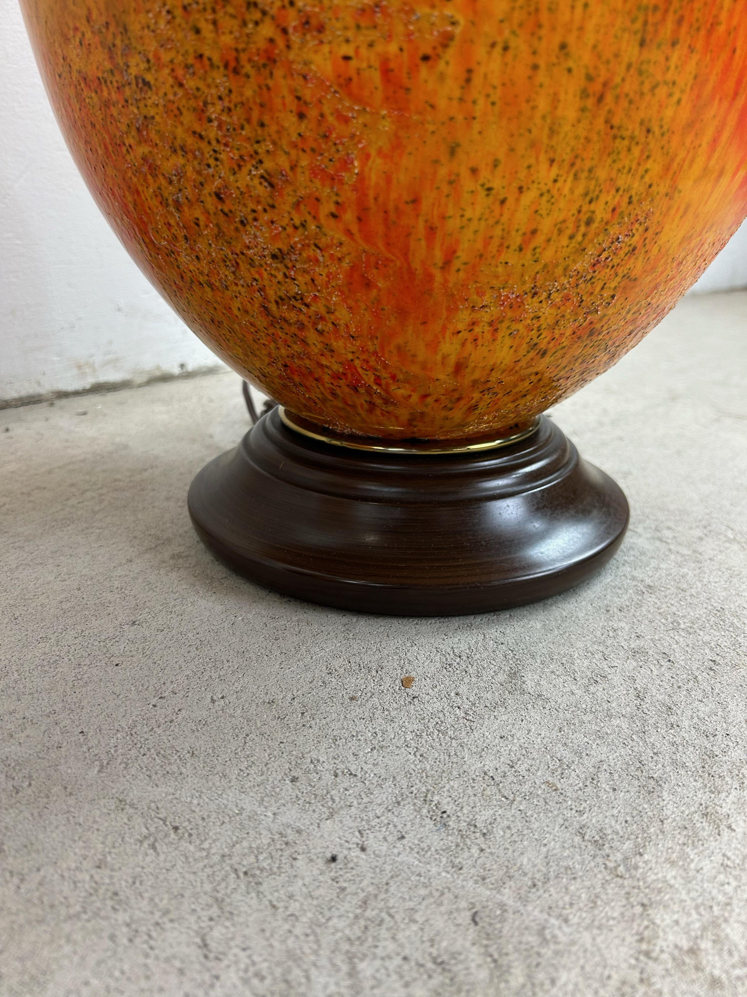 Vernissé Paire de lampes de table The Modernity orange avec glaçure Lava en vente