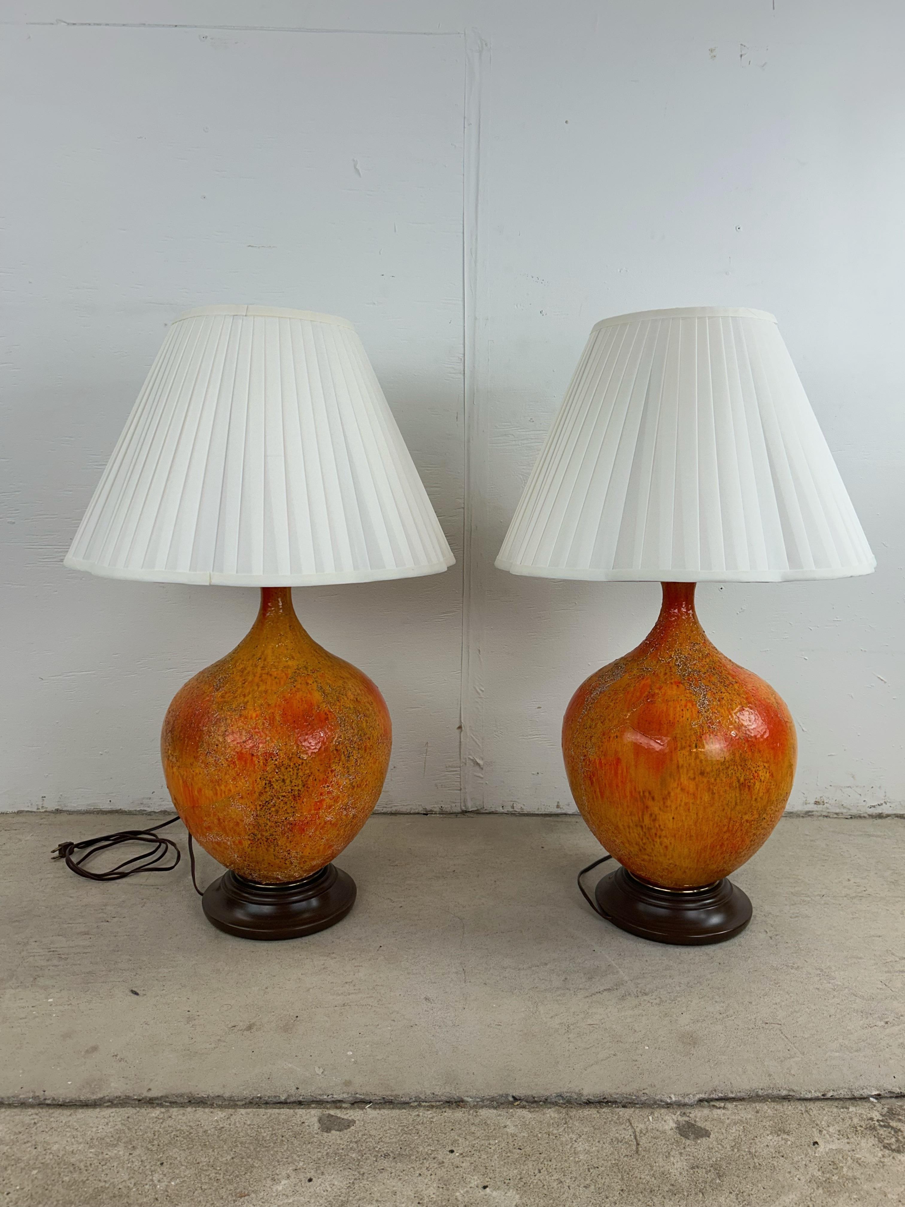 Paire de lampes de table The Modernity orange avec glaçure Lava Bon état - En vente à Freehold, NJ