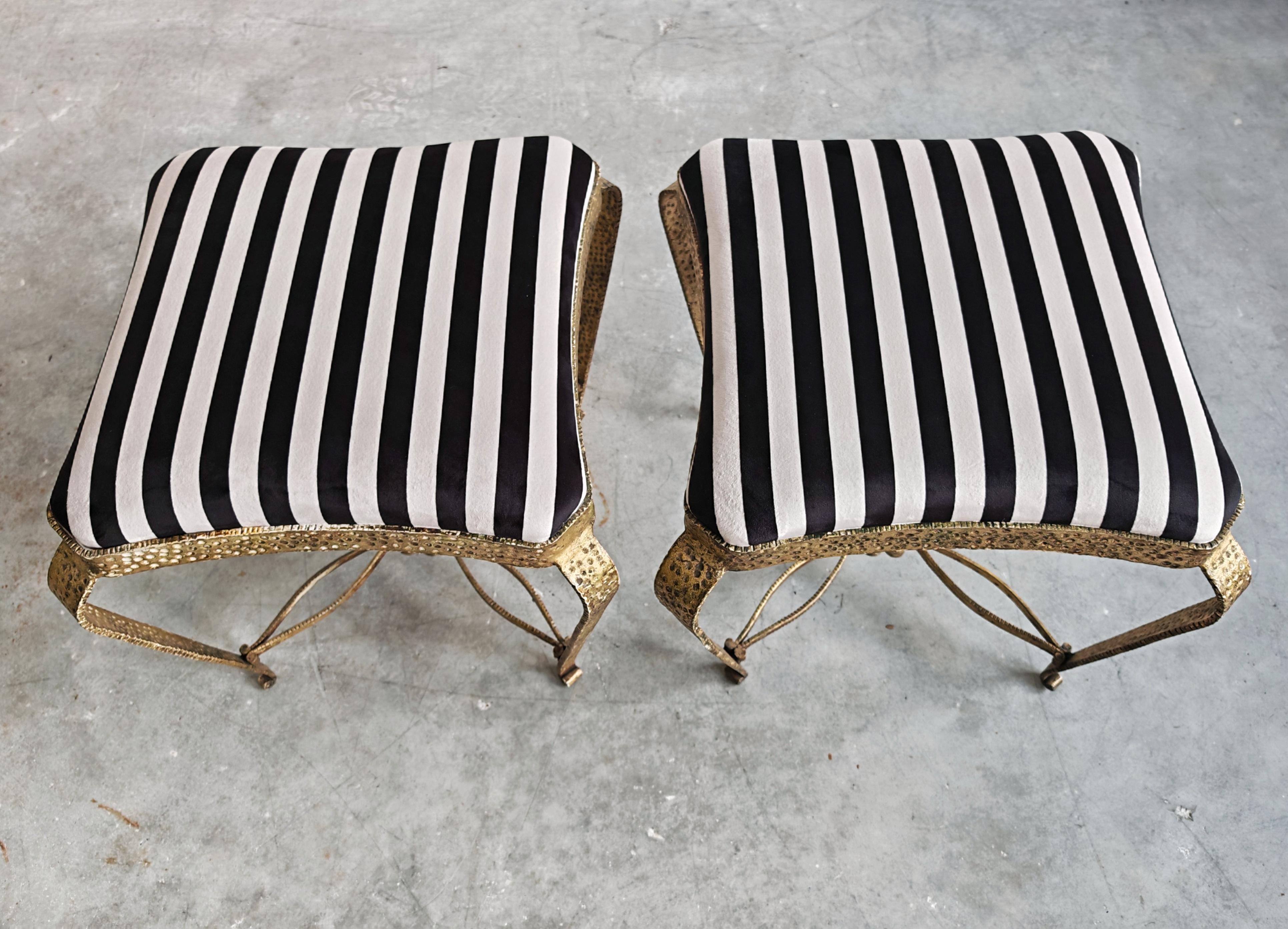 Zwei moderne Ottomane oder Poufs aus der Mitte des Jahrhunderts von Pier Luigi Colli, Italien 1950er Jahre (Vergoldet) im Angebot