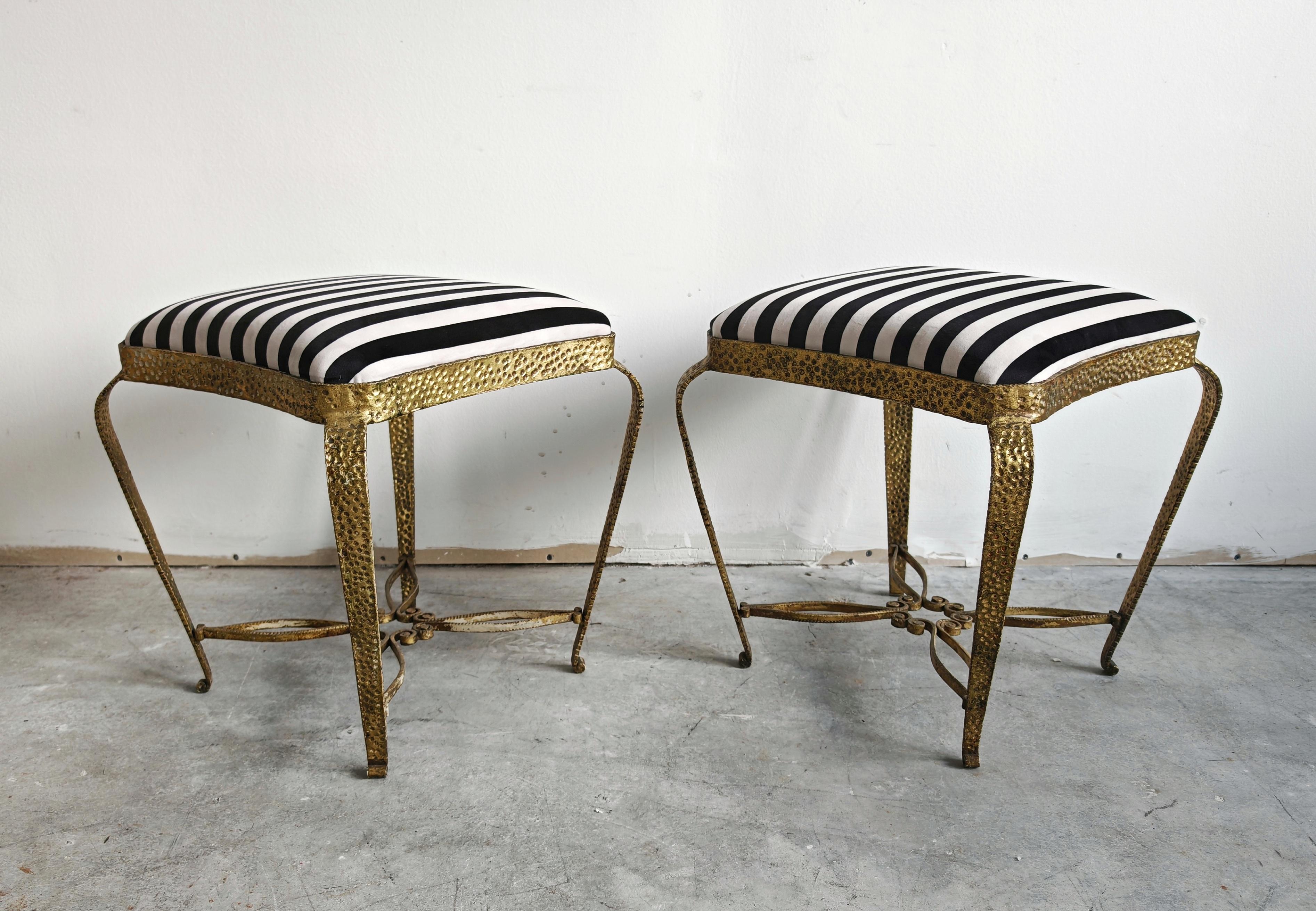 Zwei moderne Ottomane oder Poufs aus der Mitte des Jahrhunderts von Pier Luigi Colli, Italien 1950er Jahre (Samt) im Angebot