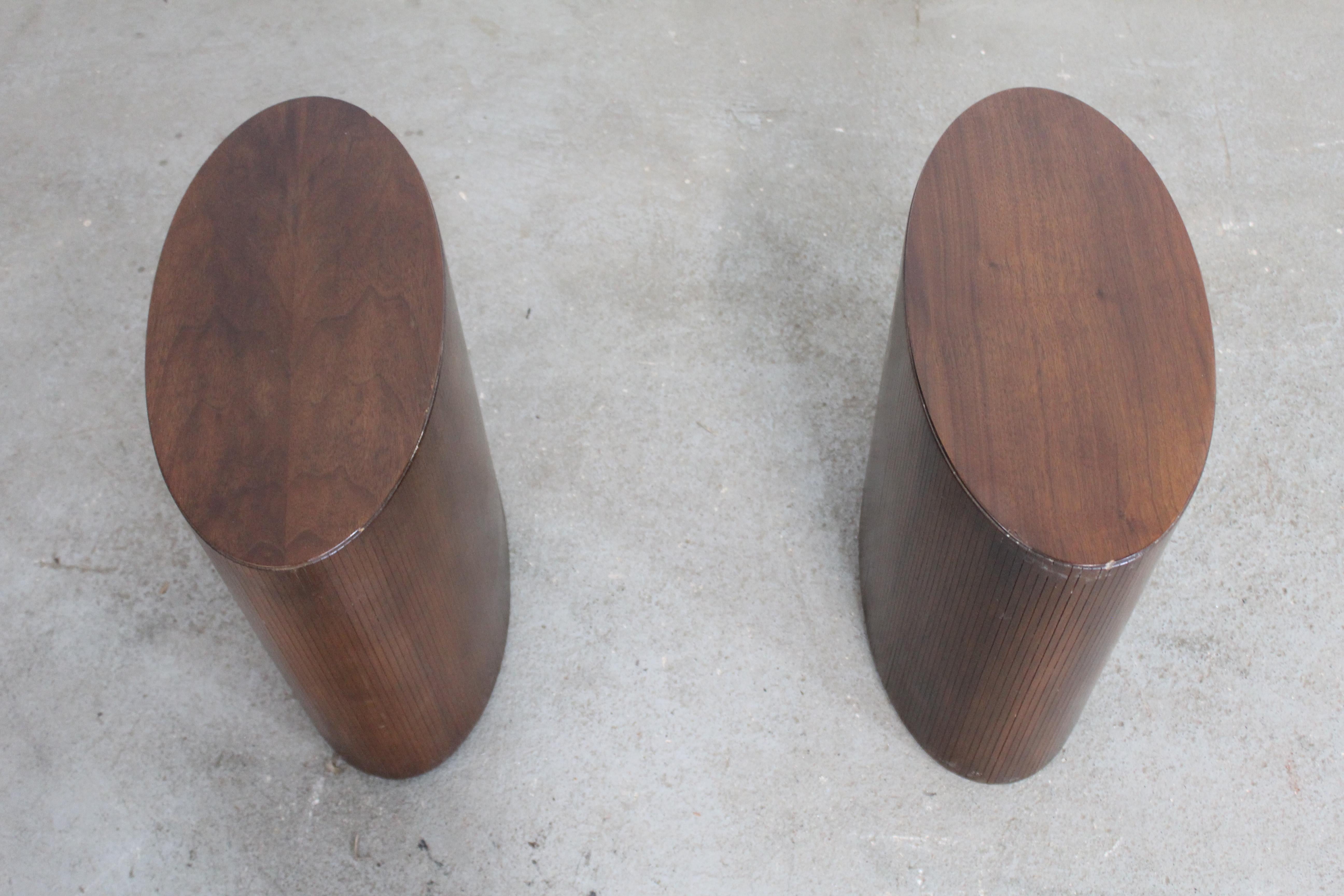 Paire de piédestaux/tables d'appoint ovales en noyer de style mi-siècle moderne par Lane en vente 3