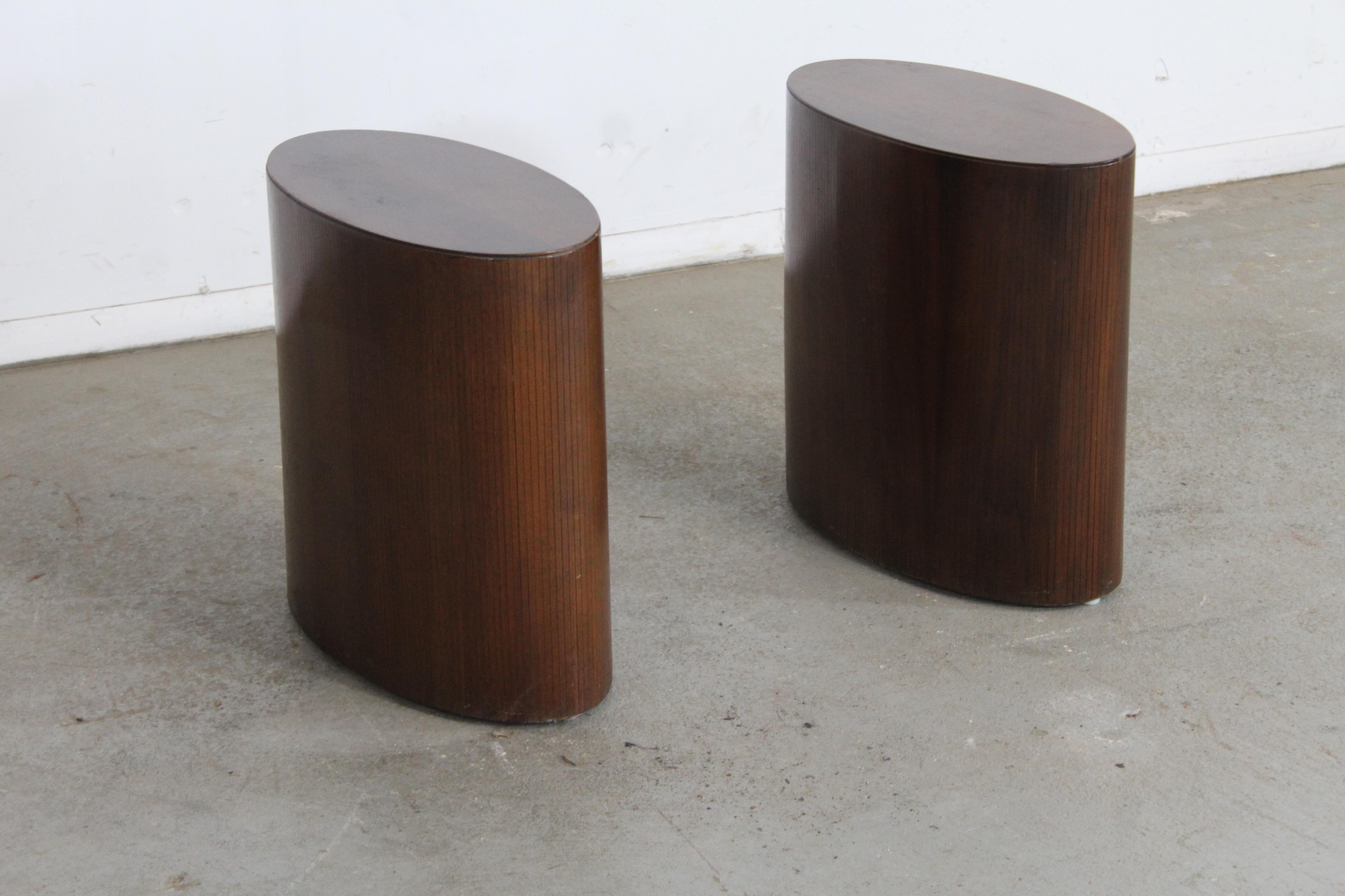 Paire de piédestaux/tables d'appoint ovales en noyer de style mi-siècle moderne par Lane en vente 8