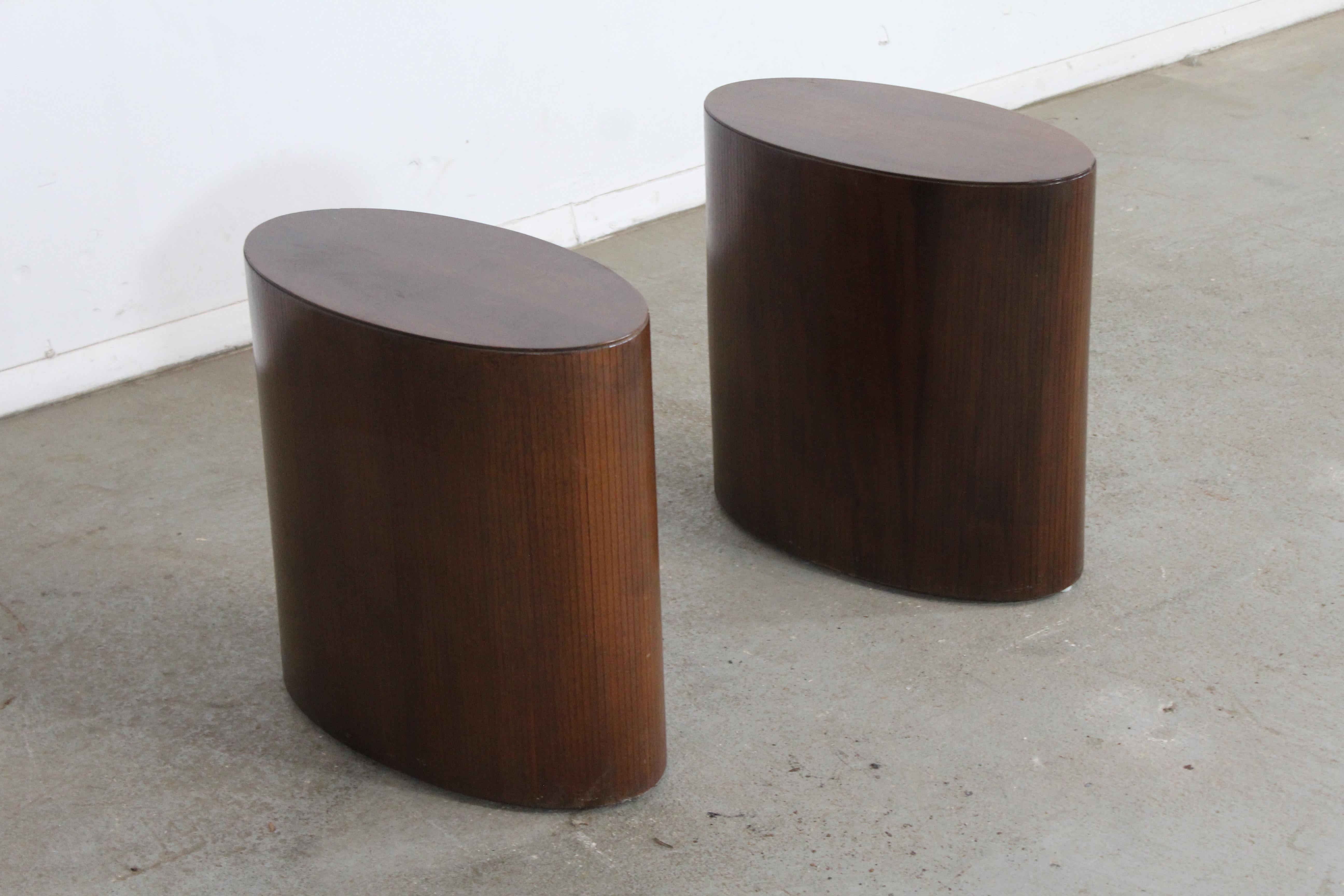 Paire de piédestaux/tables d'appoint ovales en noyer de style mi-siècle moderne par Lane en vente 9
