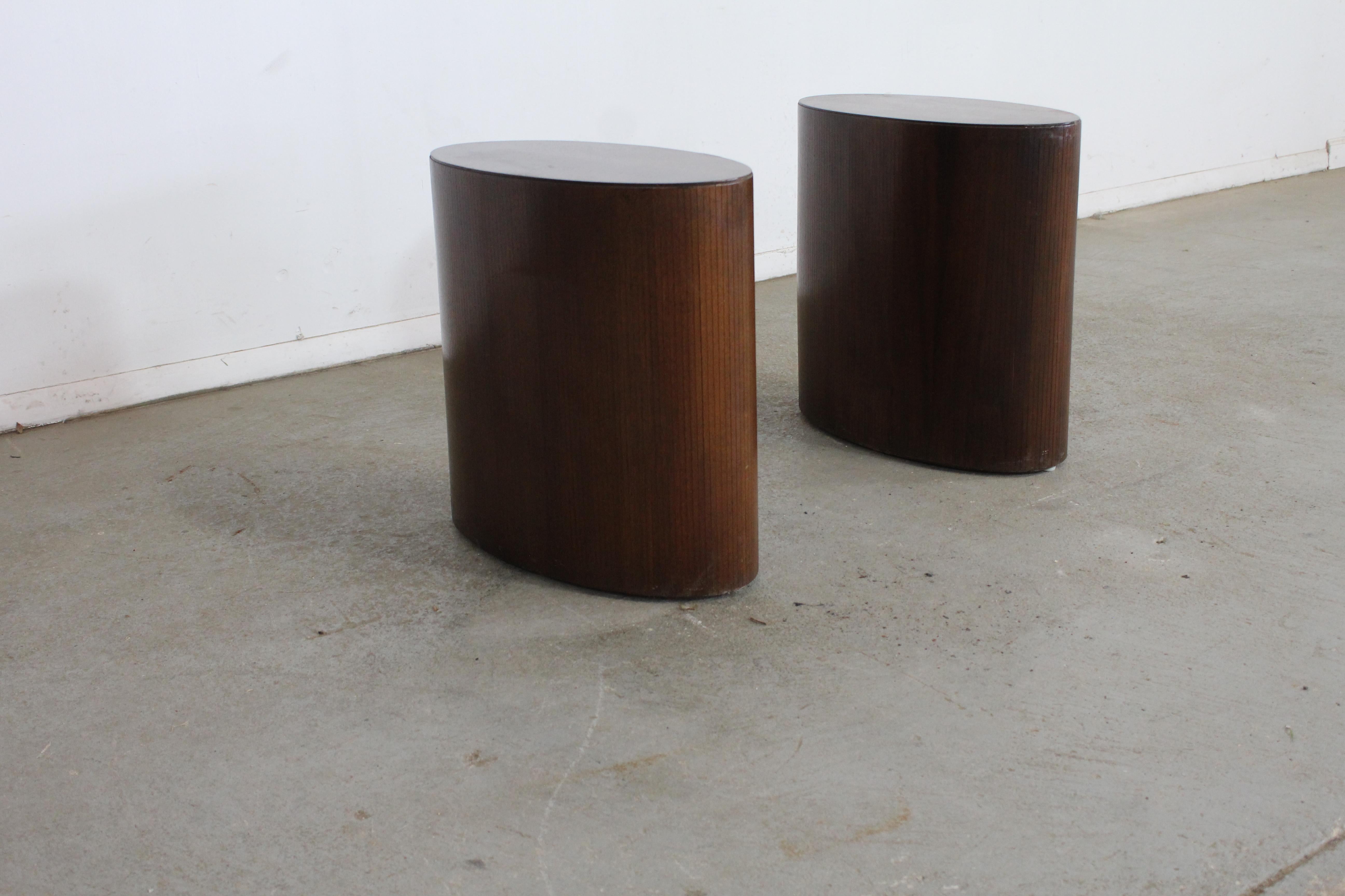 Pair of Mid-Century Modern Oval Walnut Pedestal/Stands/End Table by Lane In Good Condition For Sale In Wilmington, DE