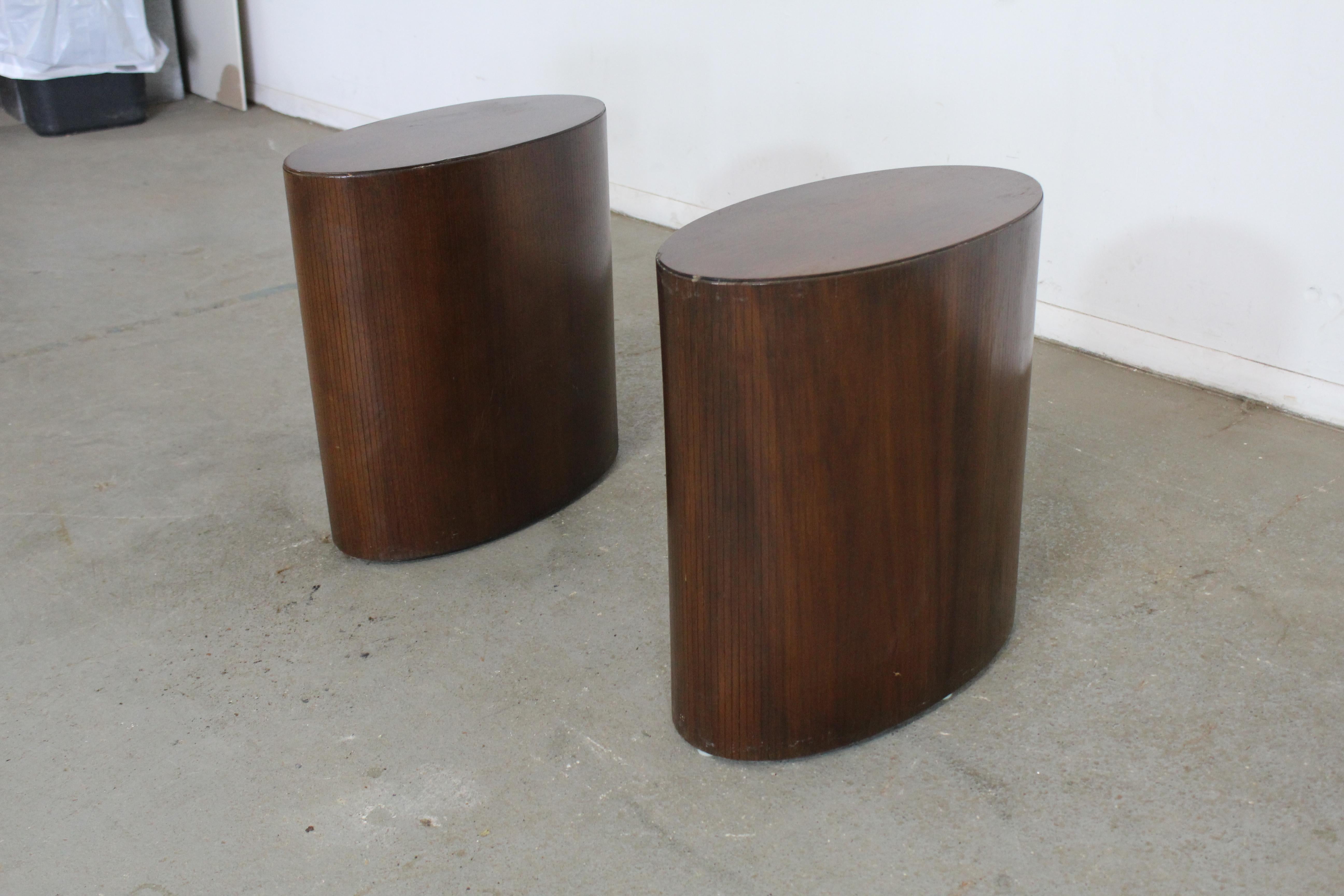 20th Century Pair of Mid-Century Modern Oval Walnut Pedestal/Stands/End Table by Lane For Sale