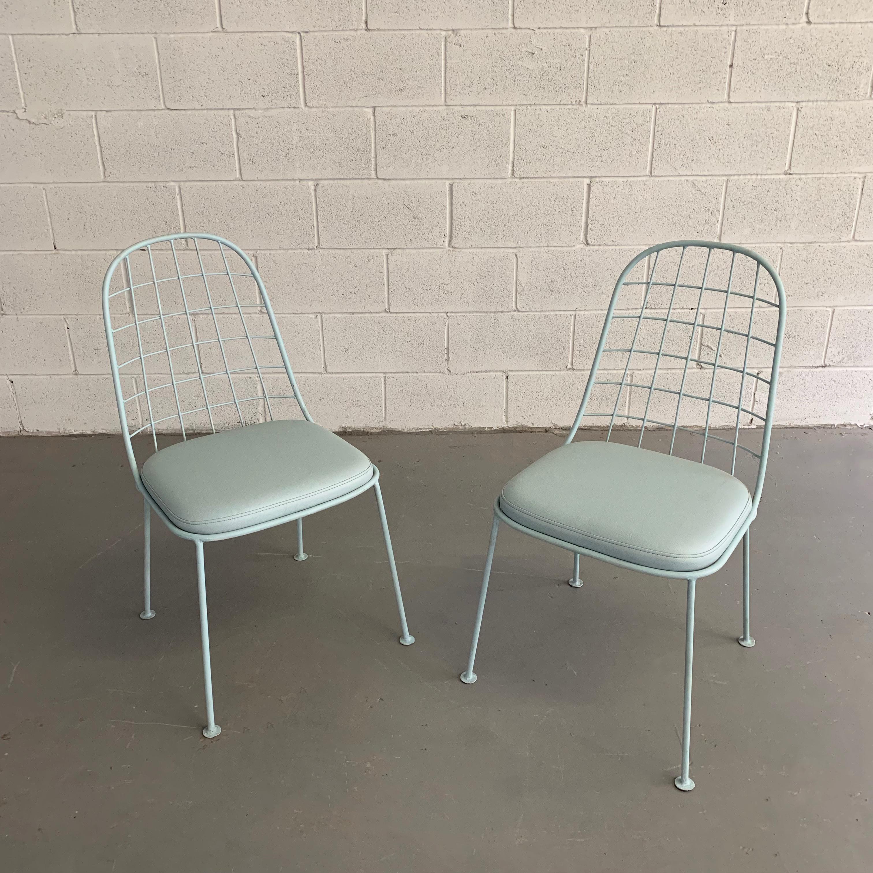 Pair of Mid-Century Modern Painted Wrought Iron Outdoor Patio Chairs In Good Condition For Sale In Brooklyn, NY