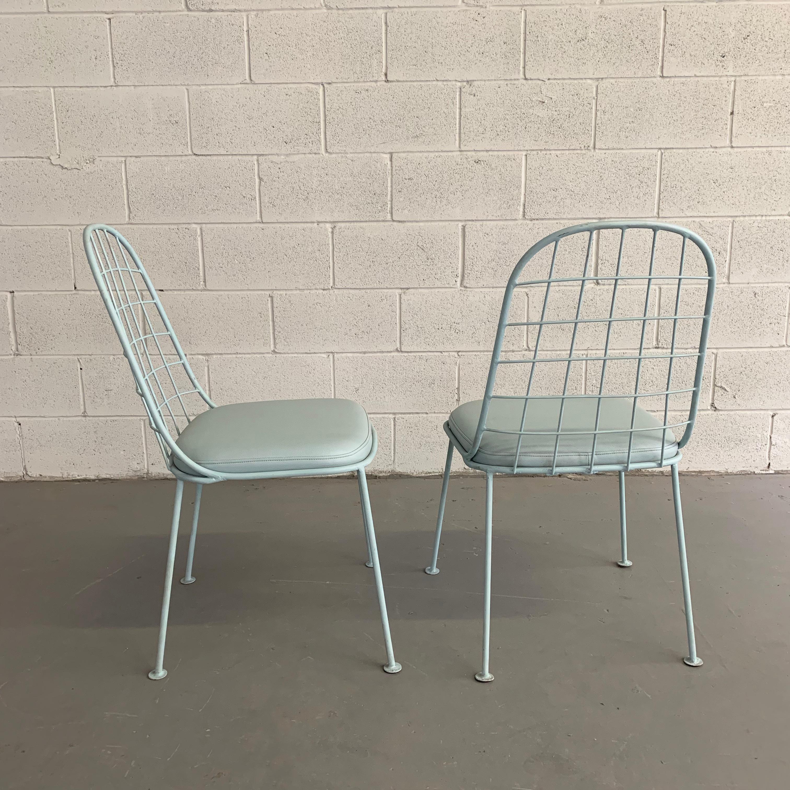 20th Century Pair of Mid-Century Modern Painted Wrought Iron Outdoor Patio Chairs For Sale