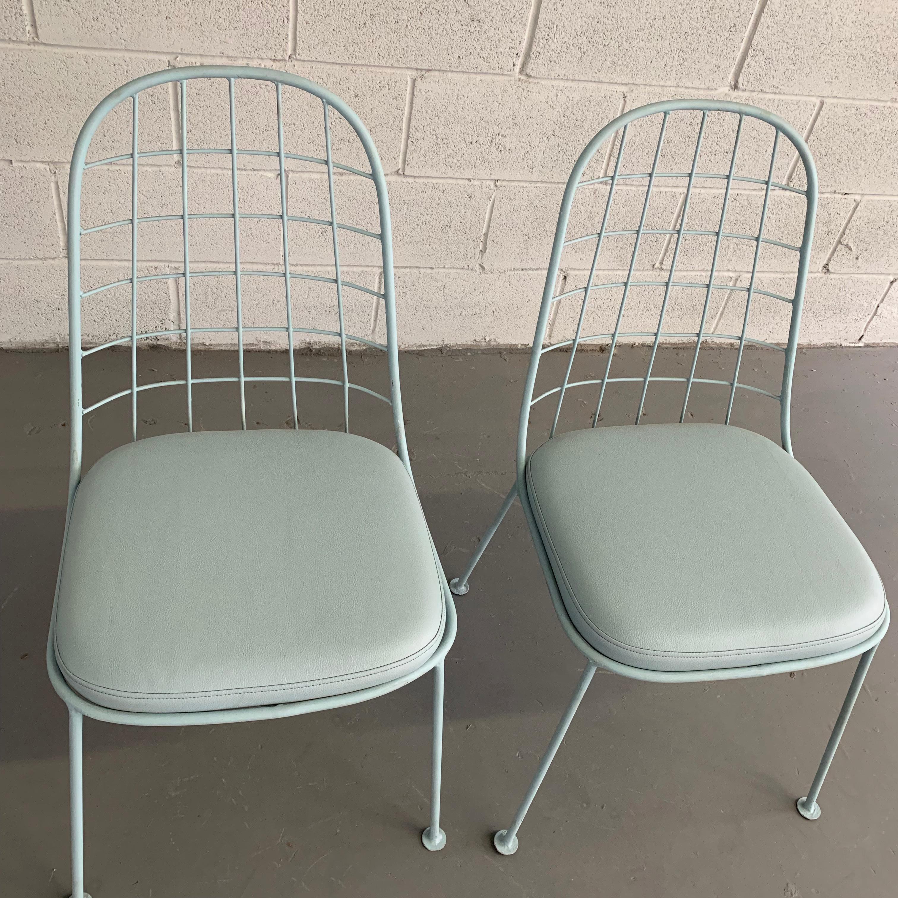 20ième siècle Paire de chaises d'extérieur en fer forgé peint de style moderne du milieu du siècle dernier en vente