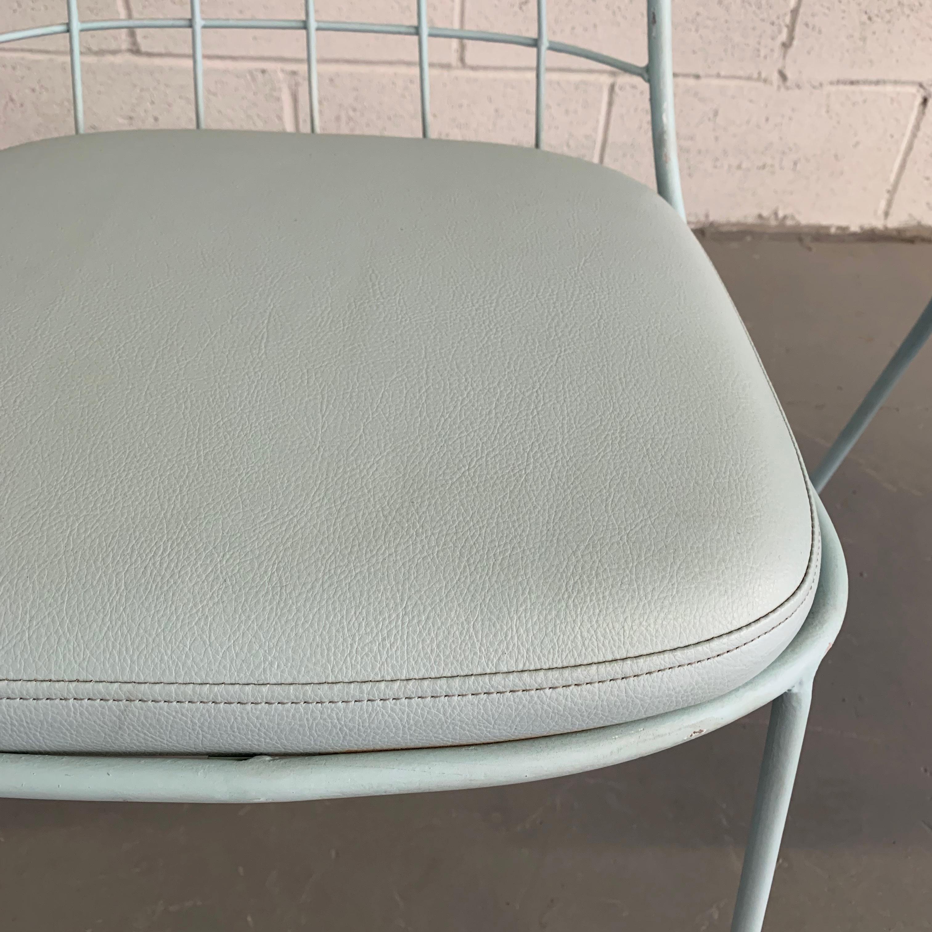 Tissu Paire de chaises d'extérieur en fer forgé peint de style moderne du milieu du siècle dernier en vente