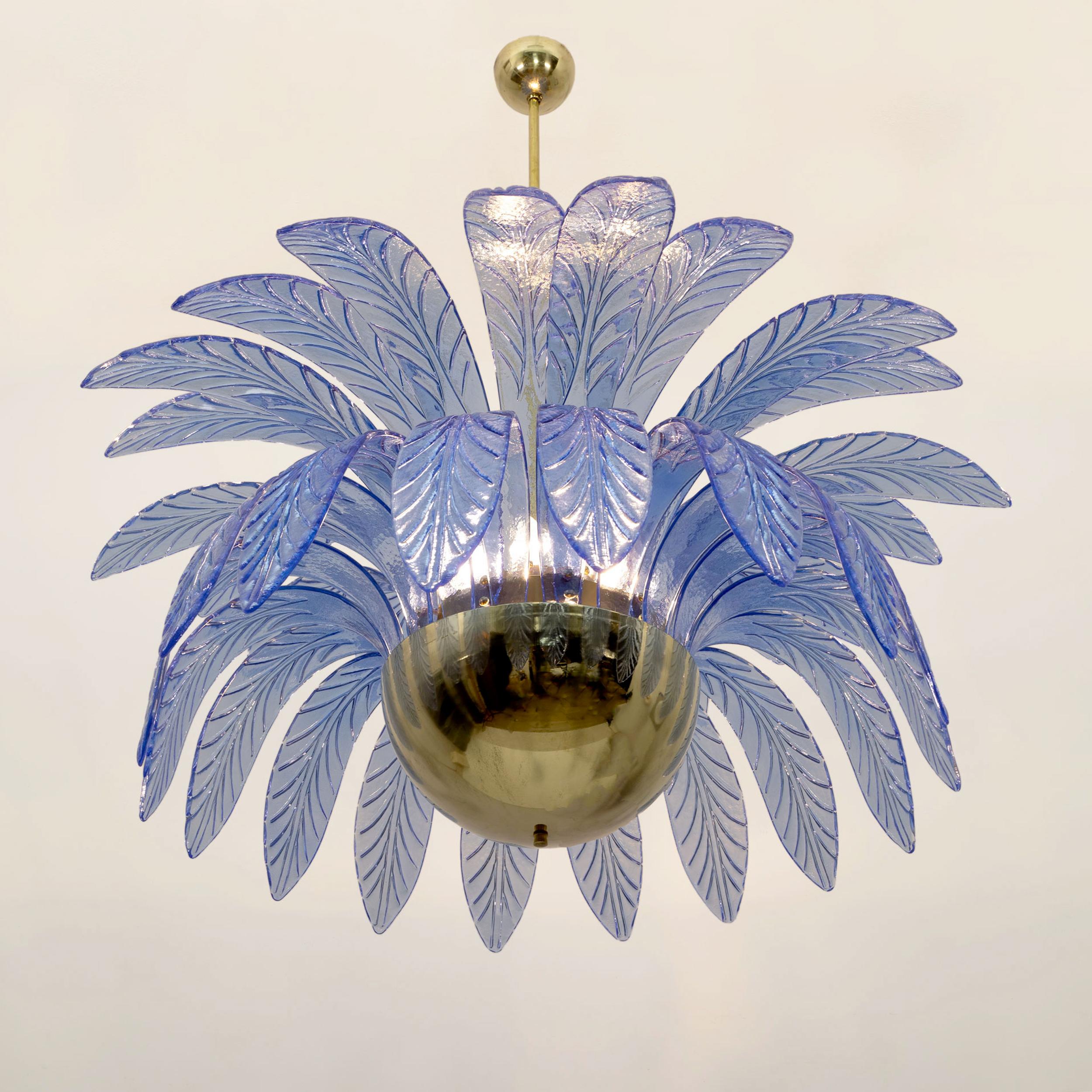 Paire de grands lustres en verre de Murano soufflé à la bouche, 38 feuilles de verre bleu de Murano chacun, cadre en laiton, 12 ampoules. Le lustre reproduit la couronne d'un palmier. Recâblage pour ampoules E14 ou E12 pour les États-Unis. La