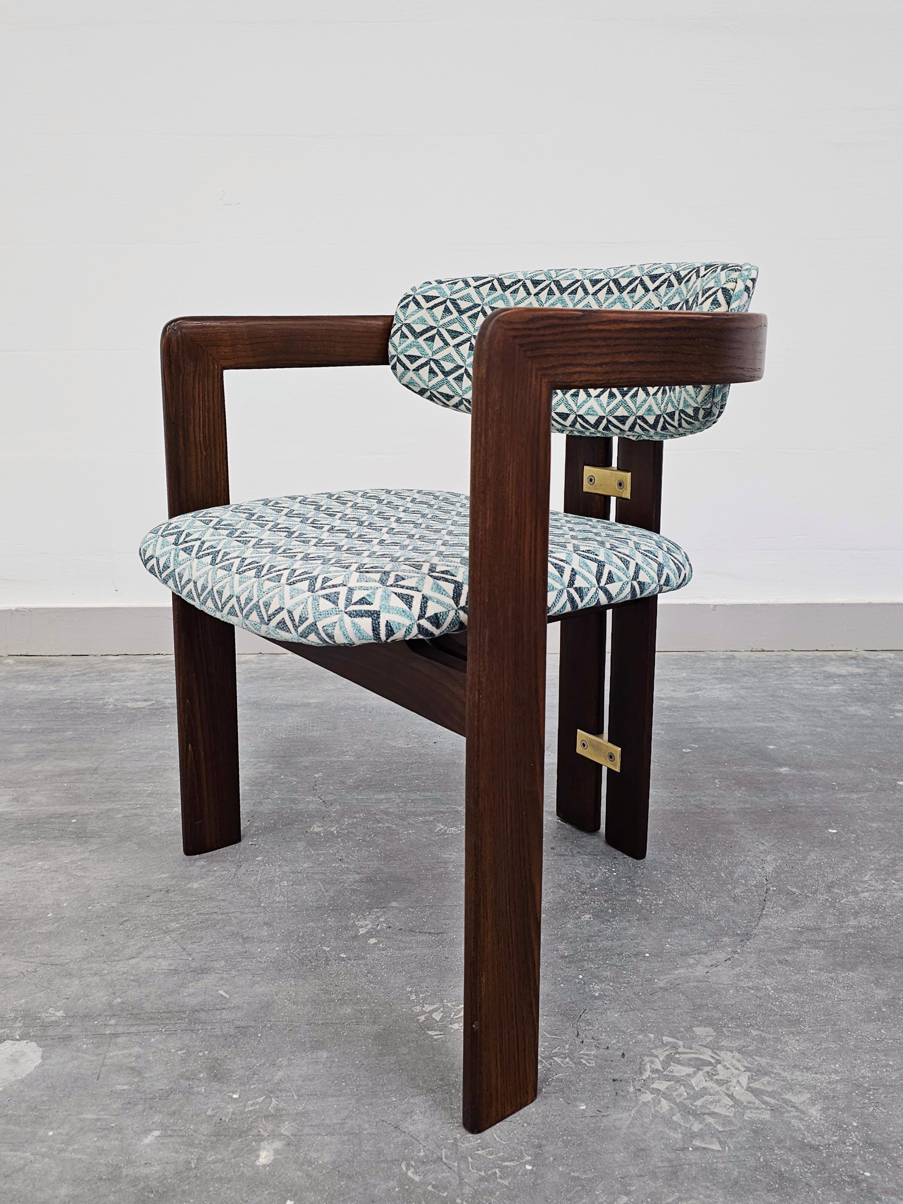 Vous trouverez dans cette annonce une paire de chaises entièrement remises à neuf et retapissées, modèle Pamplona, conçues par Augusto Savini. Les chaises sont revêtues d'un tissu géométrique dans différentes nuances de turquoise sur fond blanc