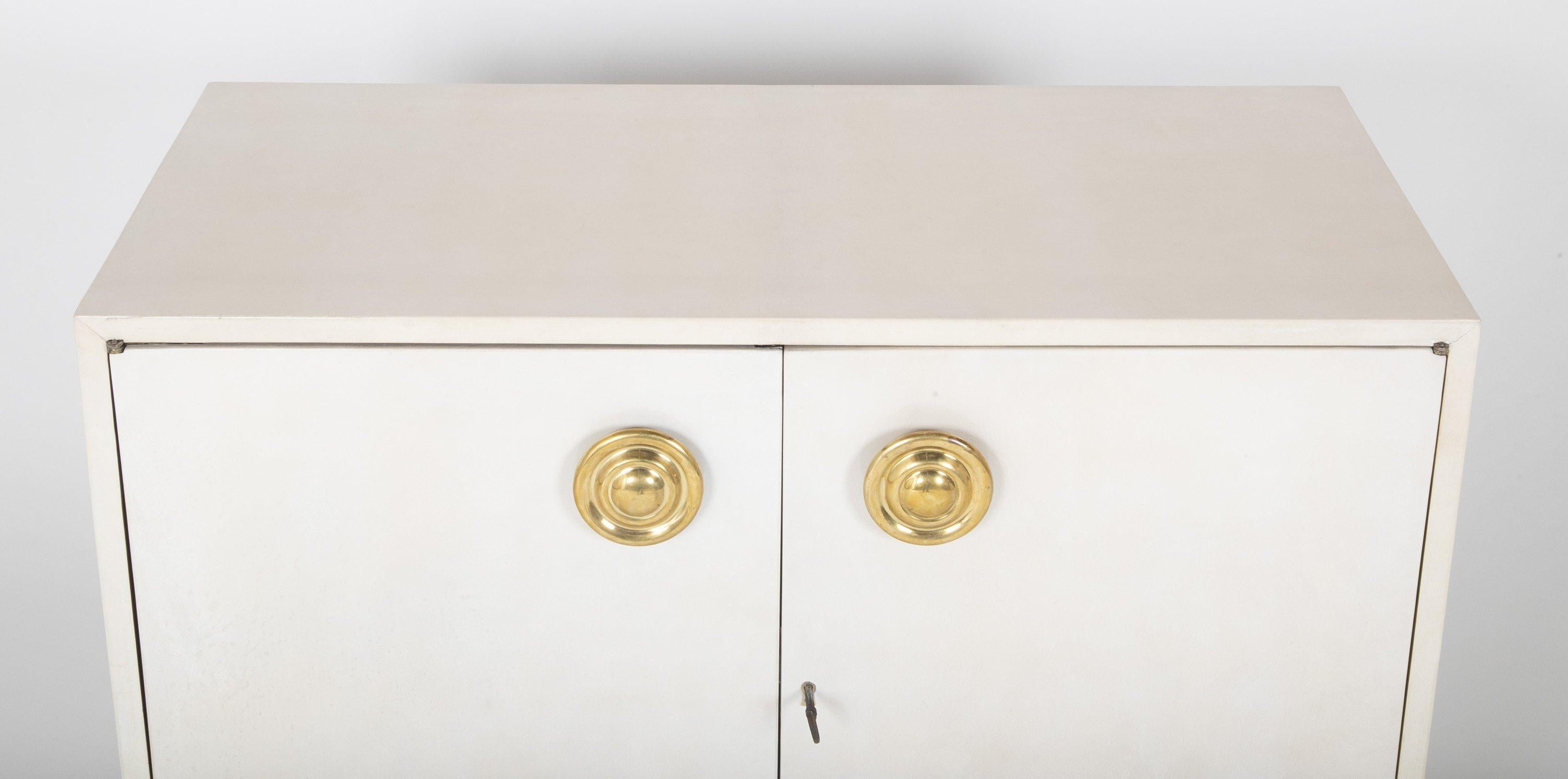 Paire d'armoires en parchemin de style mi-siècle moderne, à la manière de Karl Springer en vente 4