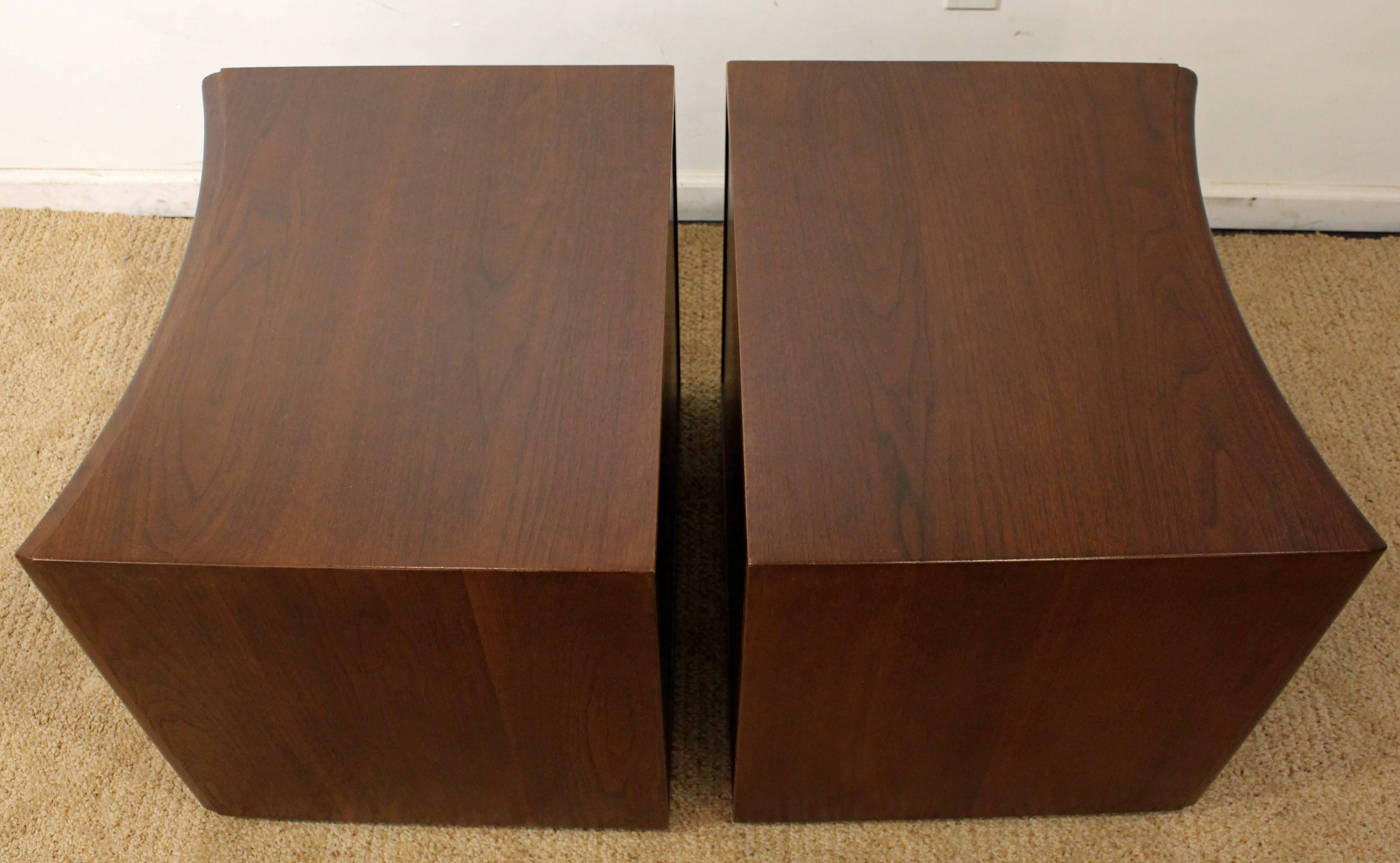 Pair of Mid-Century Modern Paul Frankl Johnson Furniture Emissary Nightstands In Good Condition In Wilmington, DE