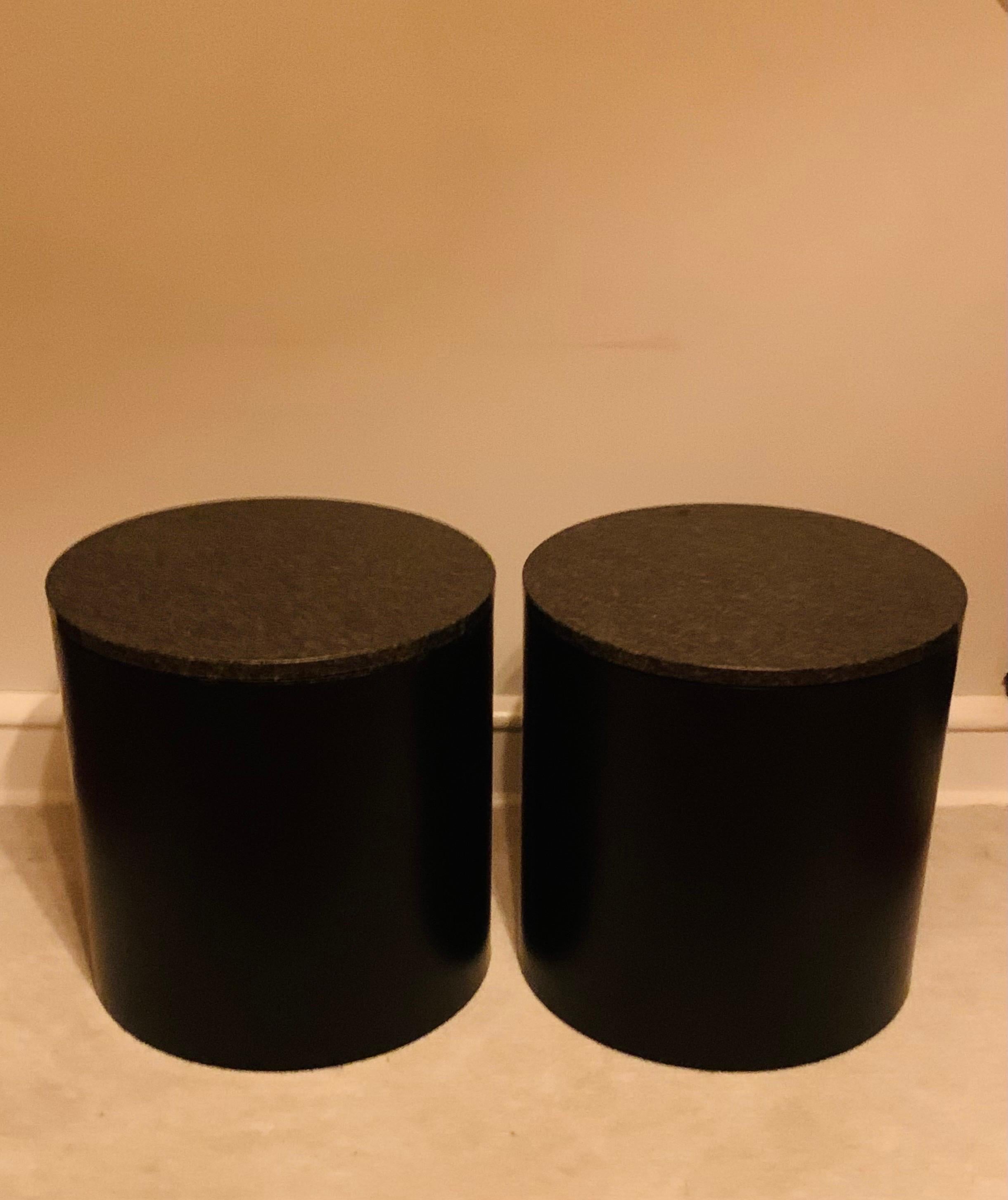 Minimaliste Paire de tables d'appoint en granit Paul Mayen de style mi-siècle moderne