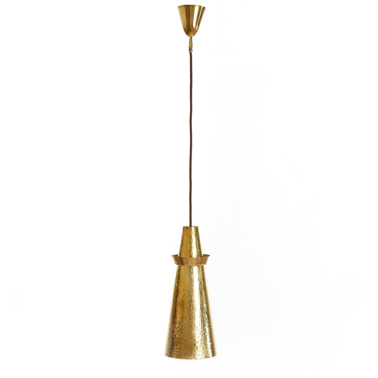 Italian Pair of Mid-Century Modern Pendant Lights, Hammered Polished Brass, 1960s For Sale