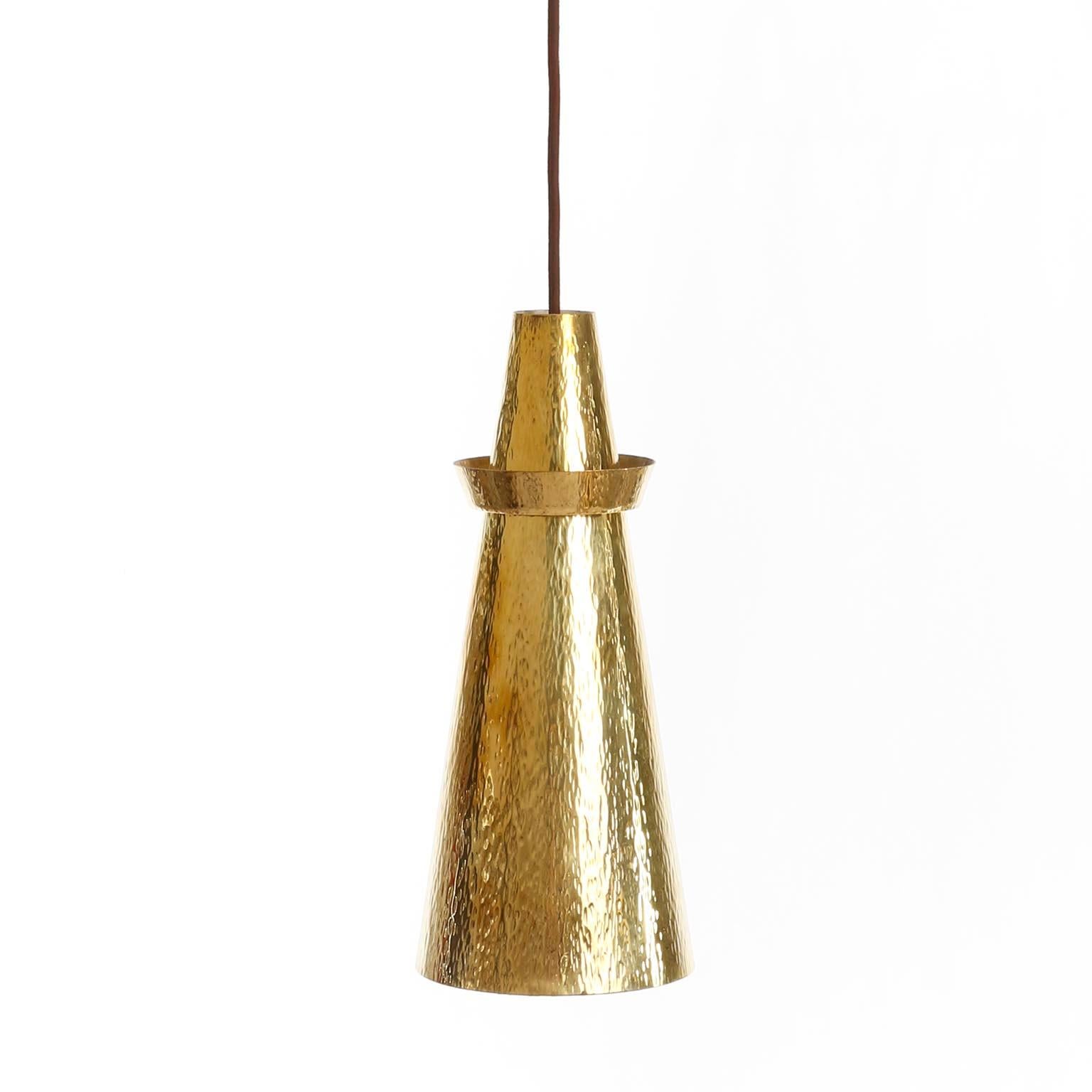 Pair of Mid-Century Modern Pendant Lights, Hammered Polished Brass, 1960s In Good Condition For Sale In Hausmannstätten, AT