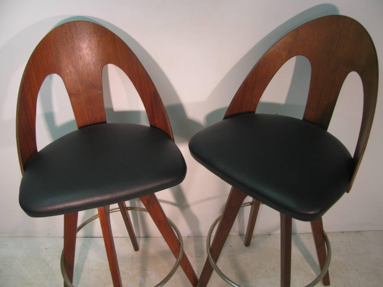 Pair of Mid-Century Modern Pierced Walnut Spoon Back Bar Stools In Good Condition In Port Jervis, NY