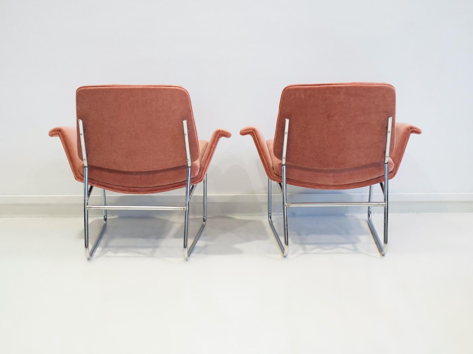 Pair of Mid-Century Modern Pink Fabric and Chrome Lounge Chairs by Arflex 4