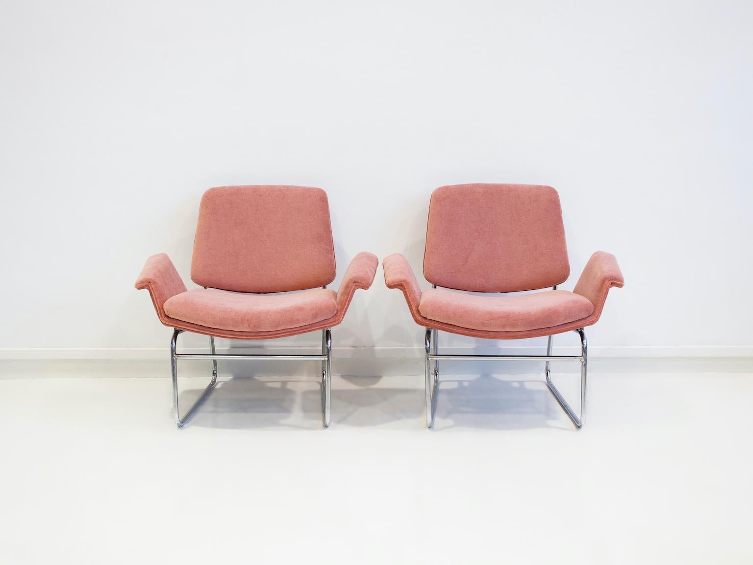 Pair of lounge chairs by Arflex, Italy. Model 'Double-shell' designed in 1960 by Danish designer Illum Wikkelsø. Chromed steel structure with some signs of age-related wear, reupholstered in pink velvet fabric.