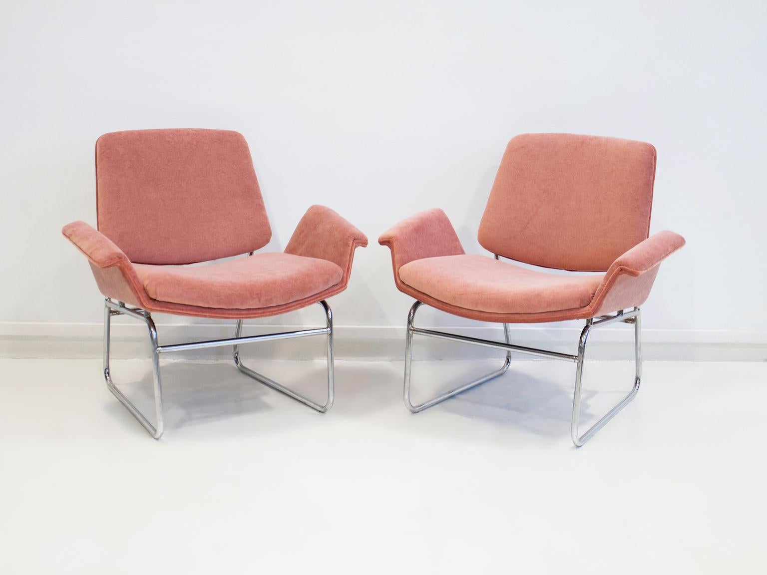 Italian Pair of Mid-Century Modern Pink Fabric and Chrome Lounge Chairs by Arflex