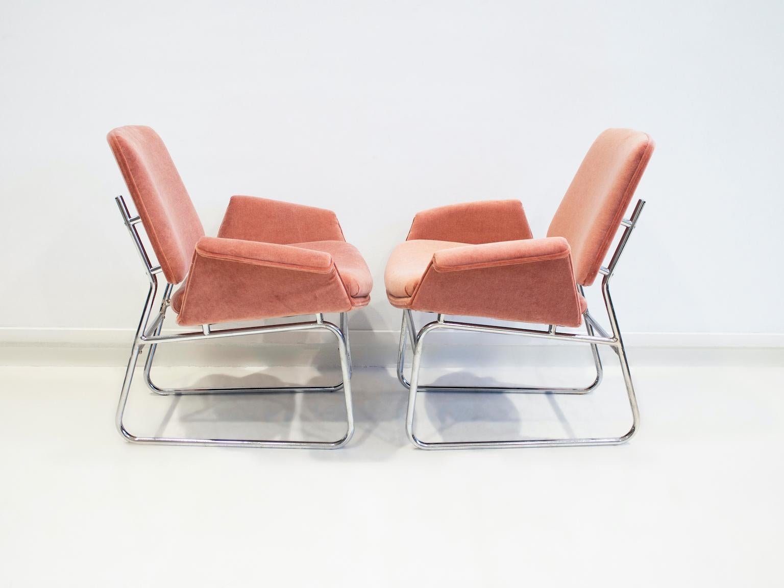 Pair of Mid-Century Modern Pink Fabric and Chrome Lounge Chairs by Arflex In Good Condition In Madrid, ES