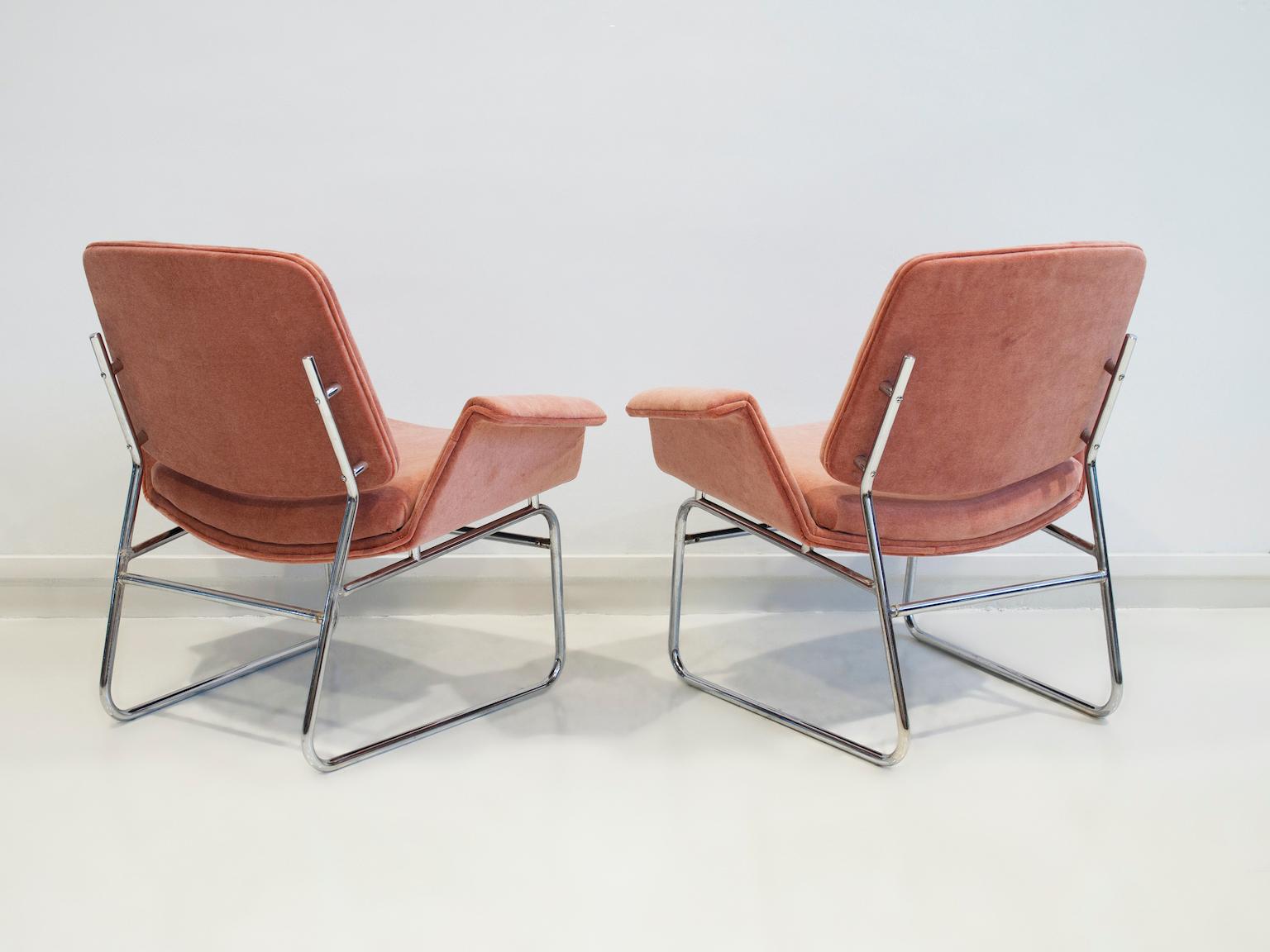 Pair of Mid-Century Modern Pink Fabric and Chrome Lounge Chairs by Arflex 1