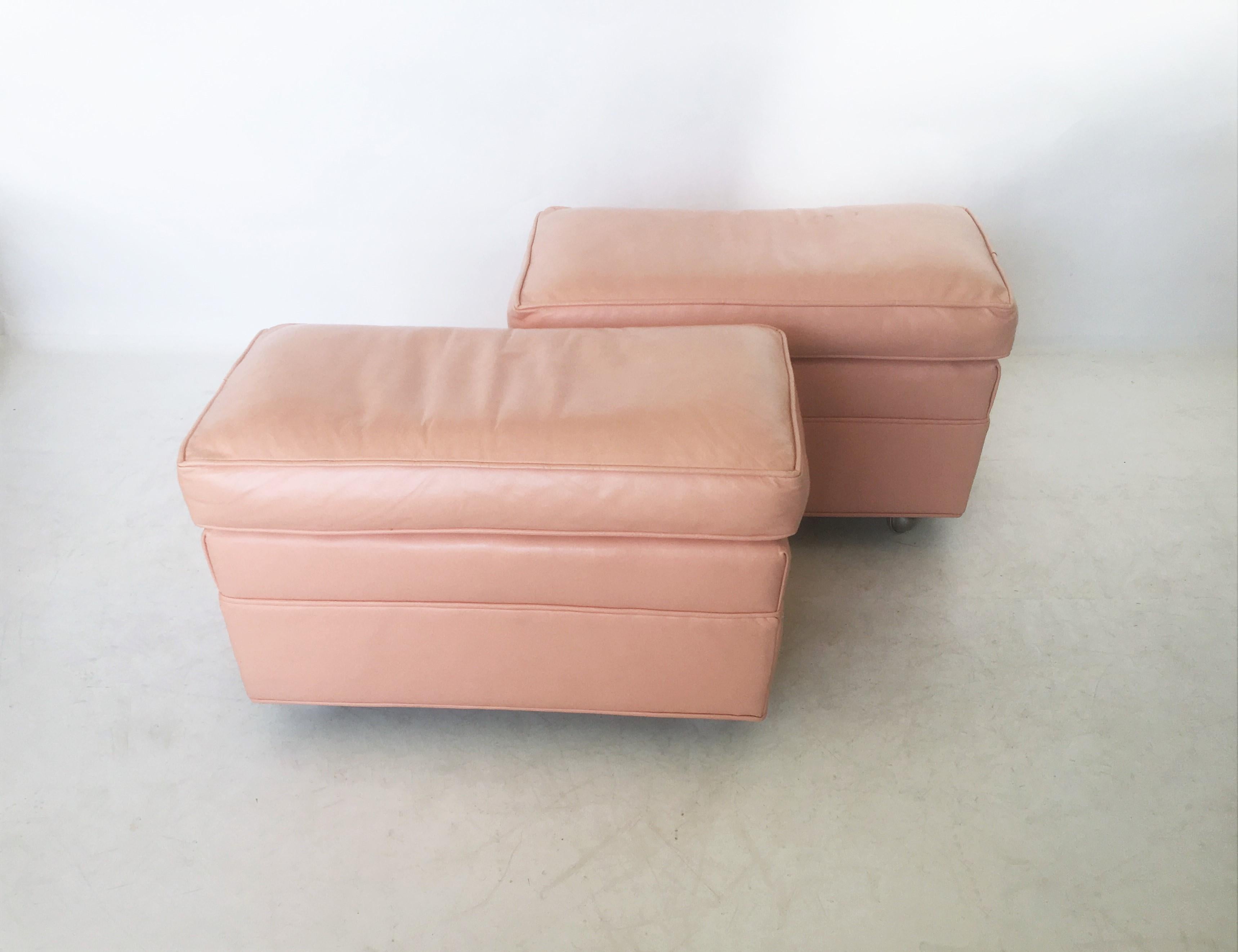 Vintage Mid-Century Modern Satz von rollenden Ottomane. Ausgestattet mit der originalen weichen rosa Ombre-Leder-Polsterung auf Rollen. Die Fußhocker sind in sehr gutem Zustand und haben eine schöne Patina. Großer Komfort und ein klassisches,