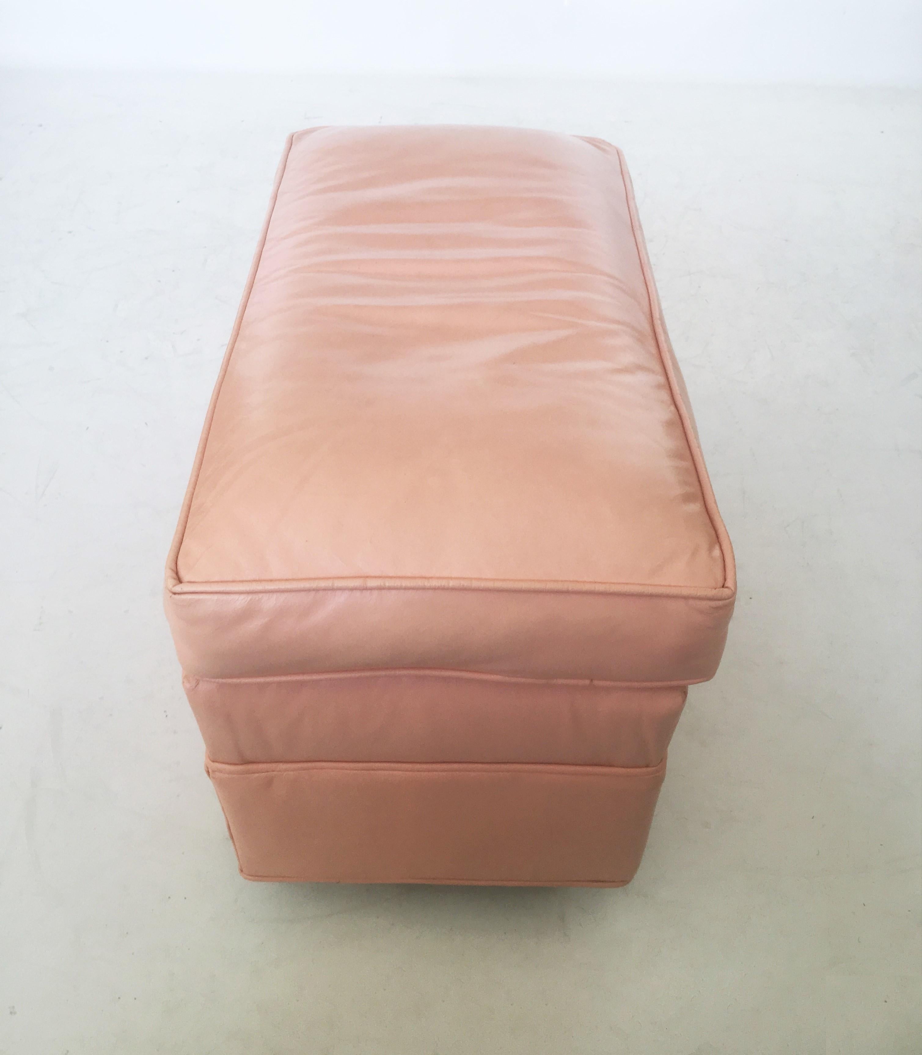 Tissu d'ameublement Paire d'ottomans en cuir rose dégradé sur roulettes, de style moderne du milieu du siècle dernier en vente