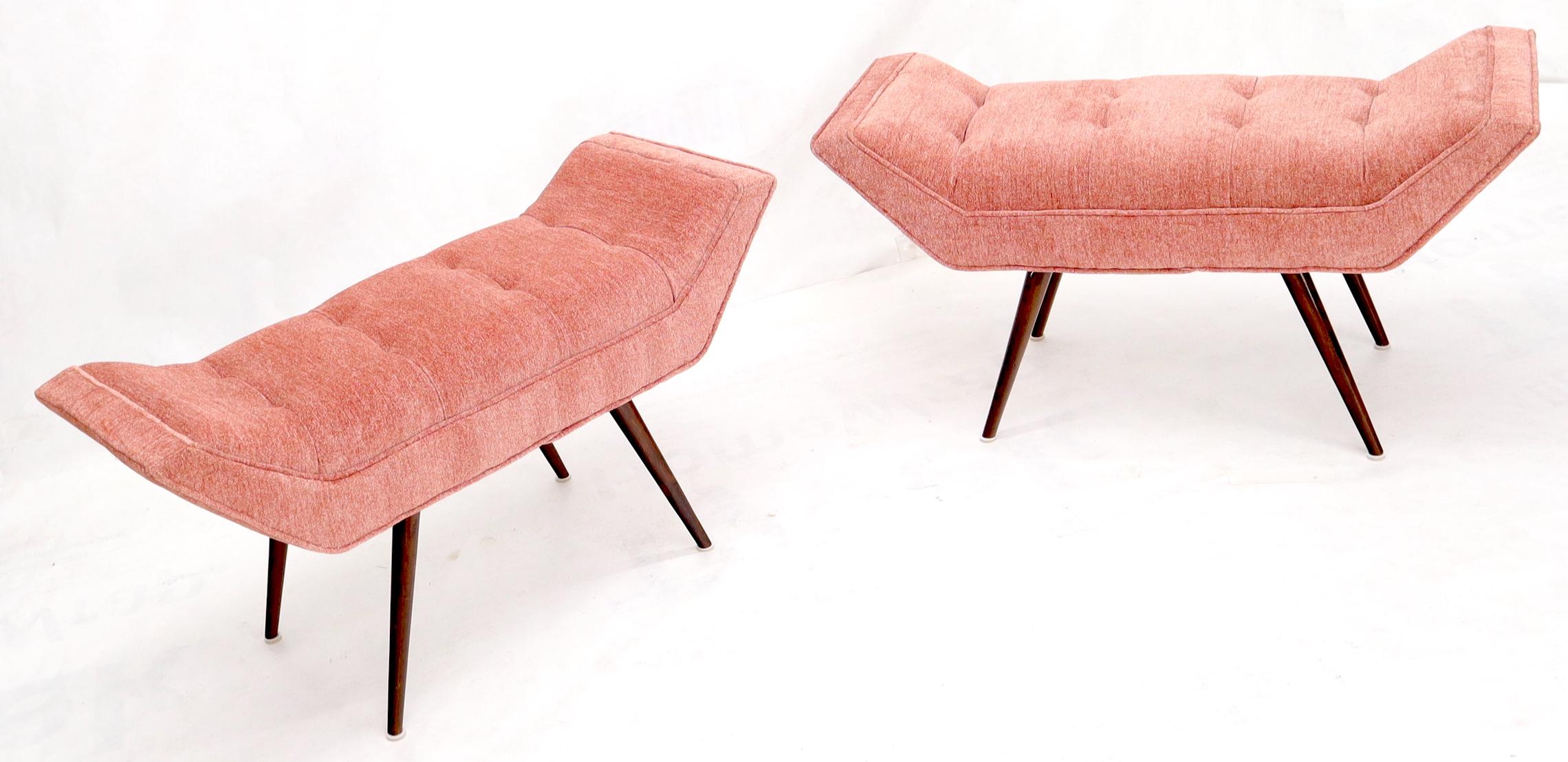 Pair of Mid-Century Modern Pink Velvet Upholstery Dowel Legs Benches In Good Condition For Sale In Rockaway, NJ