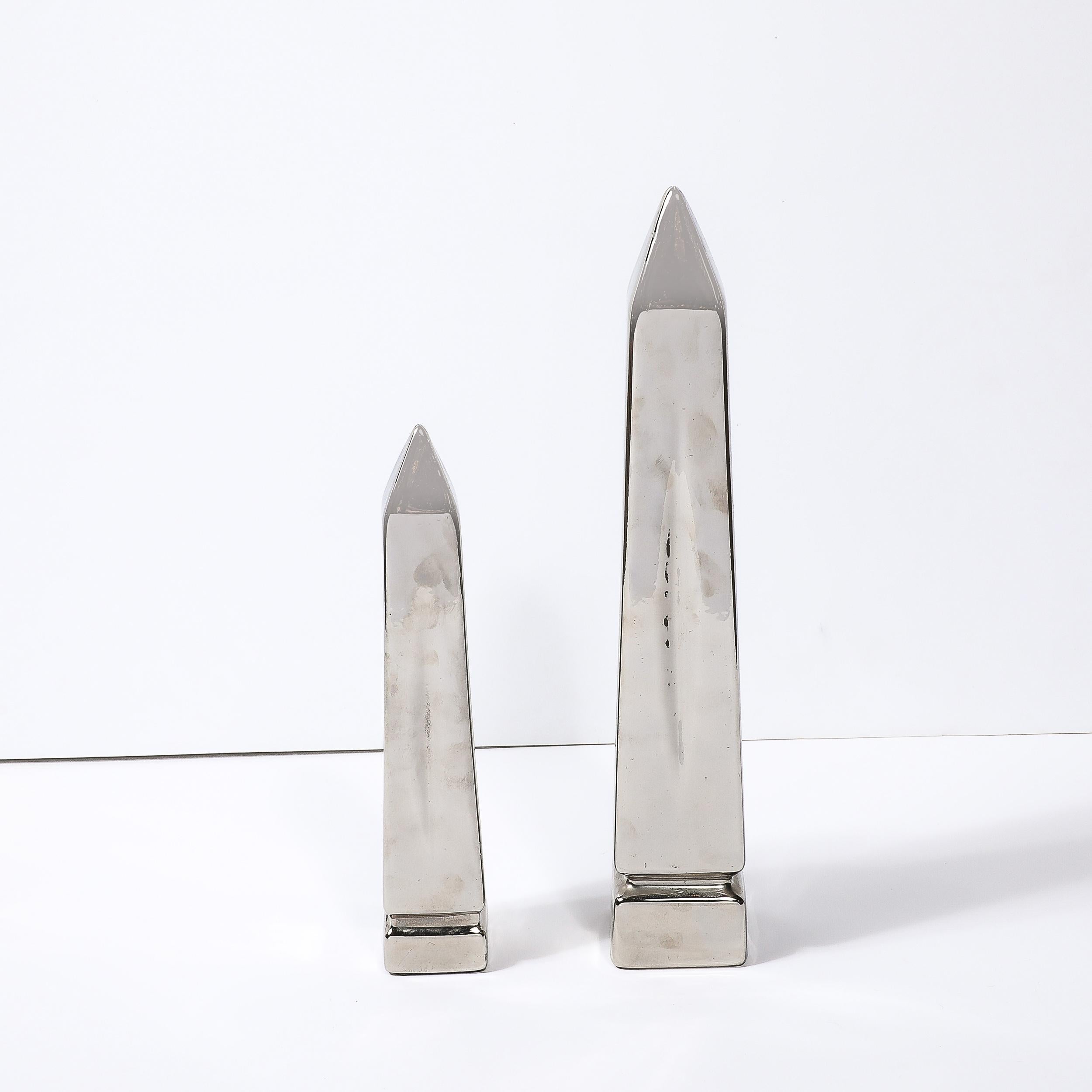 Questa splendida coppia di obelischi è stata realizzata da Jaru negli Stati Uniti, intorno al 1970. Presentano forme a obelisco con corpi affusolati che si uniscono in cima formando una punta; una rientranza incisa vicino alla base volumetrica