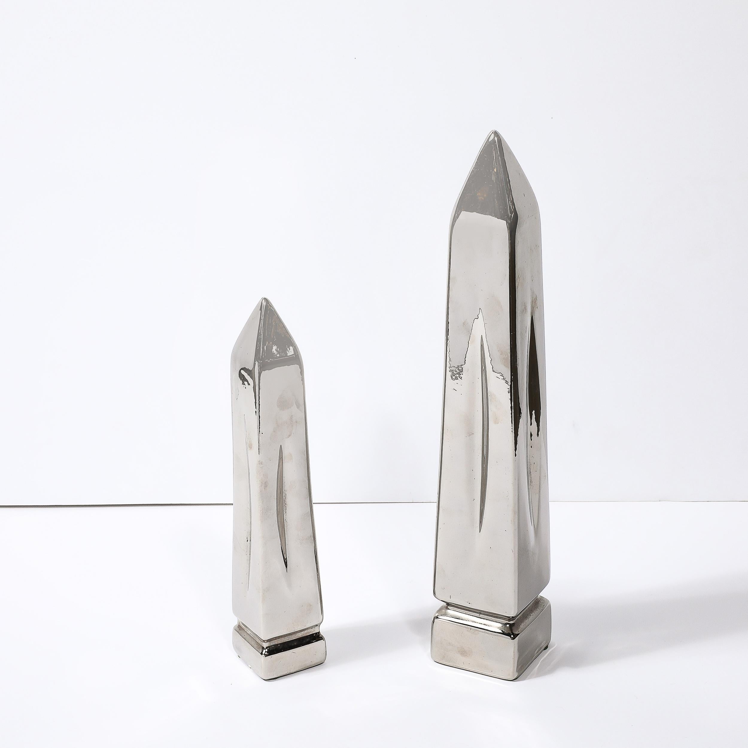 Mid-Century moderno Coppia di sculture obelisco placcate in platino della metà del secolo scorso firmate Jaru in vendita