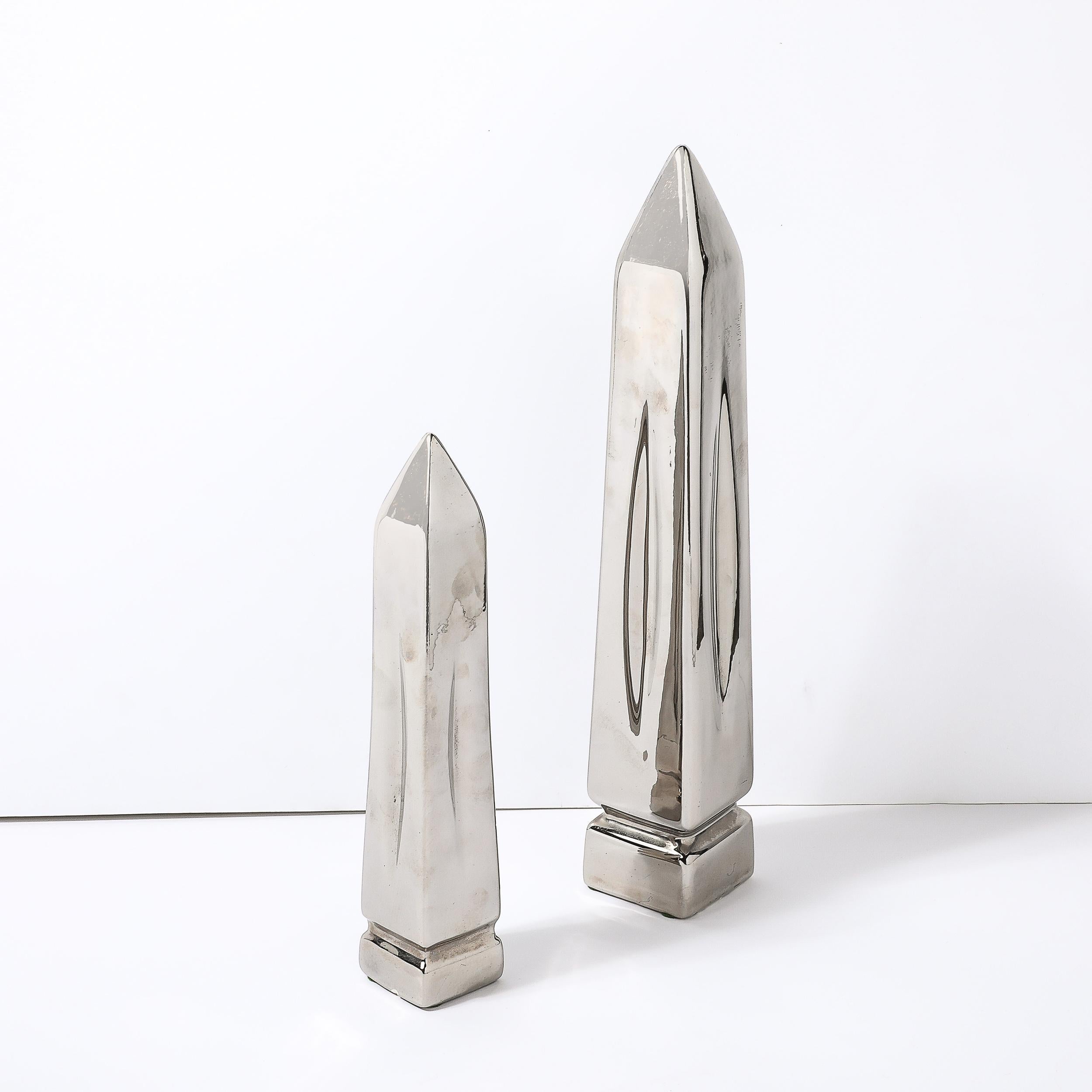Coppia di sculture obelisco placcate in platino della metà del secolo scorso firmate Jaru In condizioni ottime in vendita a New York, NY