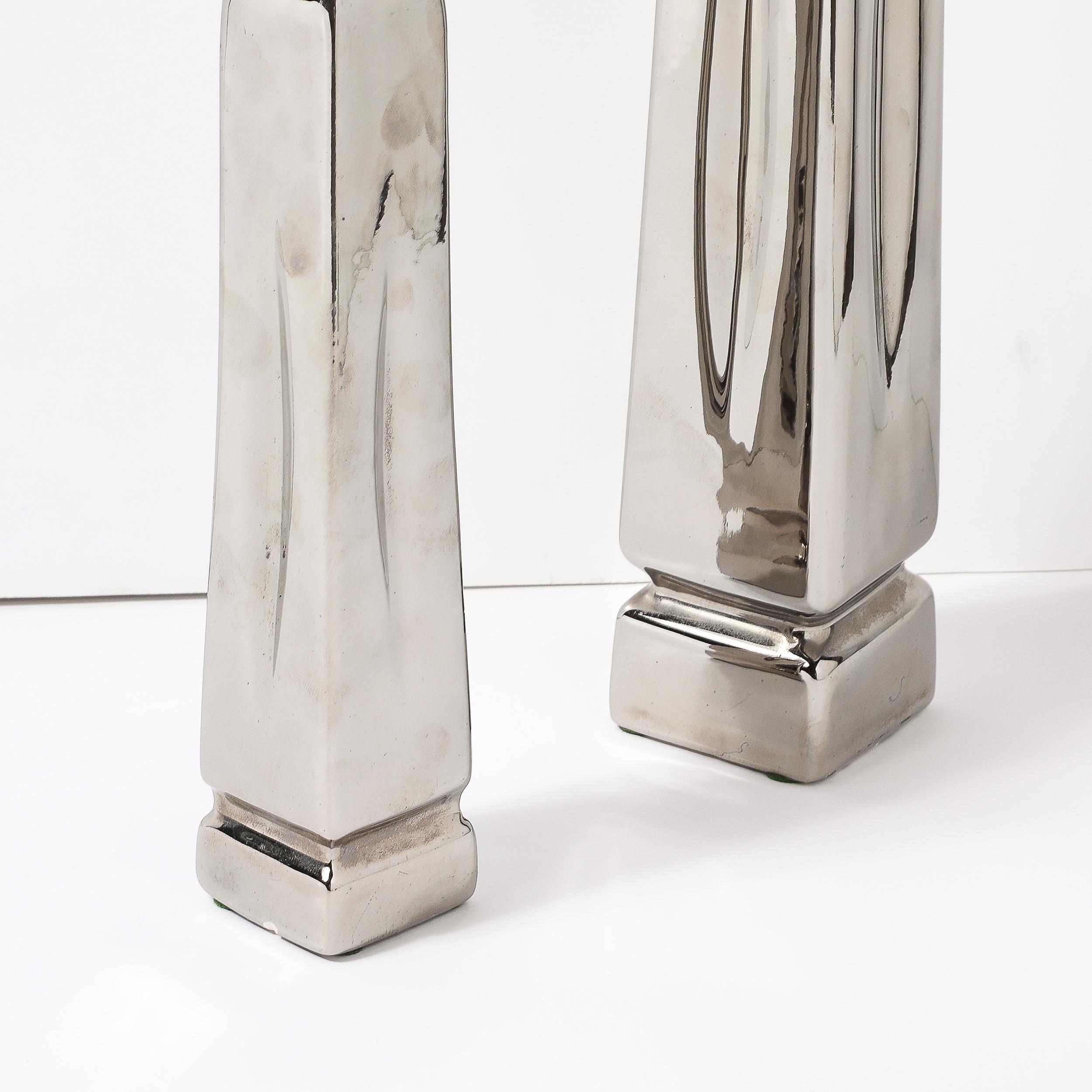 Fine XX secolo Coppia di sculture obelisco placcate in platino della metà del secolo scorso firmate Jaru in vendita