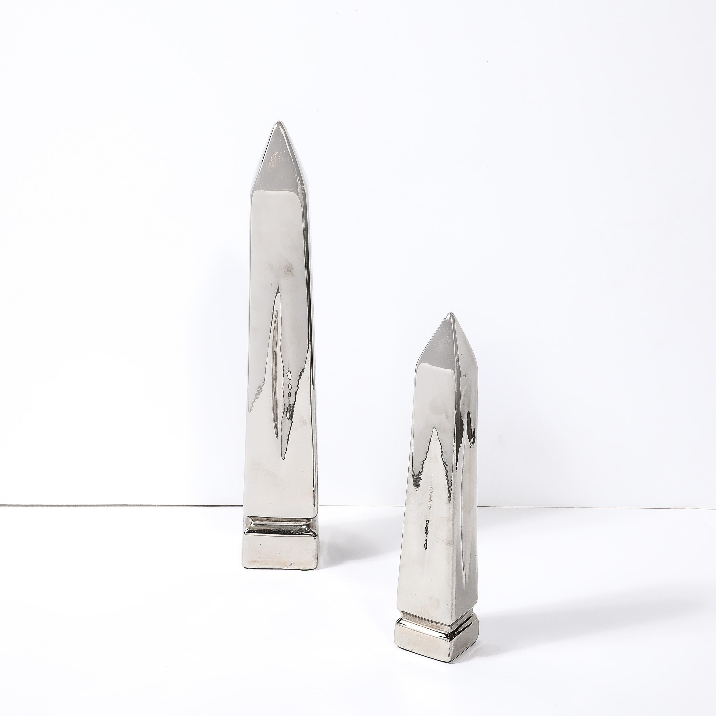 Platino Coppia di sculture obelisco placcate in platino della metà del secolo scorso firmate Jaru in vendita