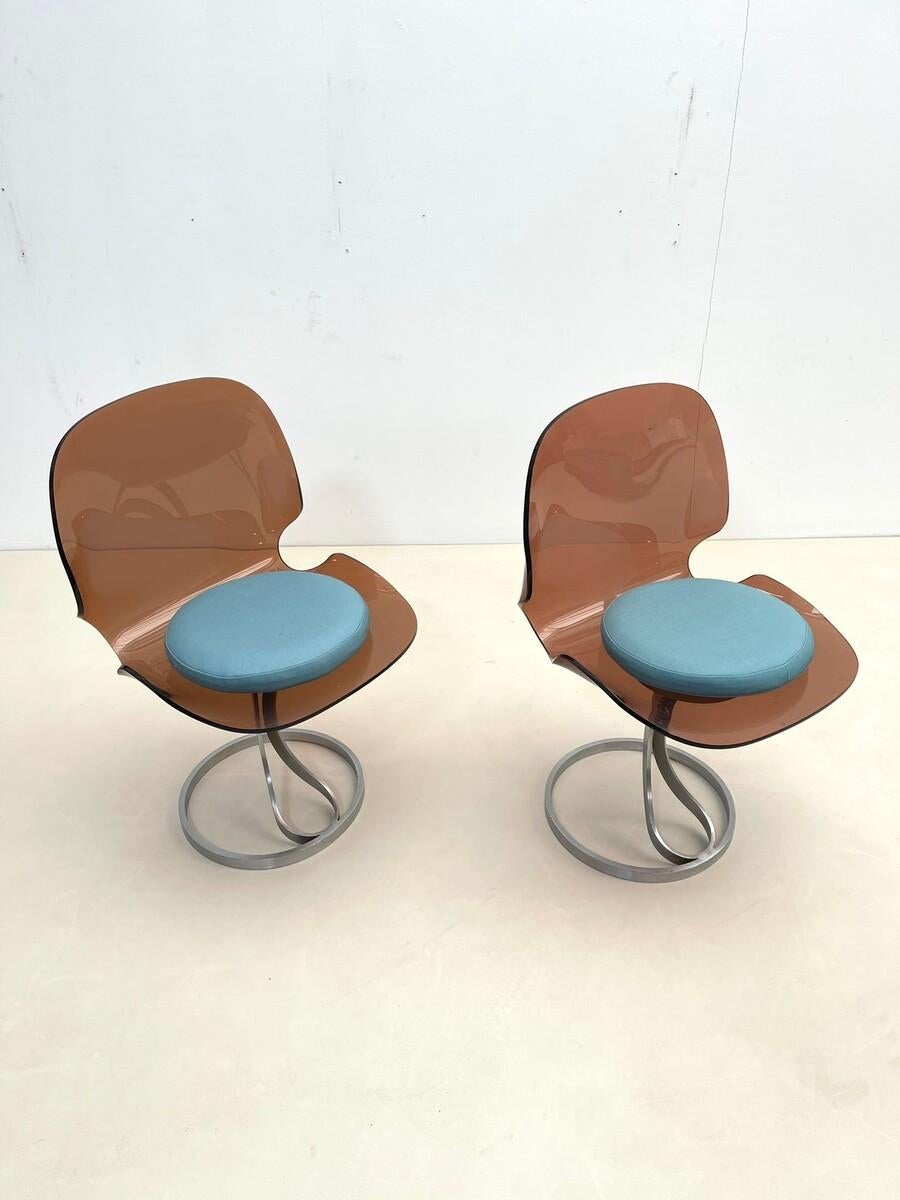 Paire de chaises en plexiglas de style moderne du milieu du siècle dernier - 1970.