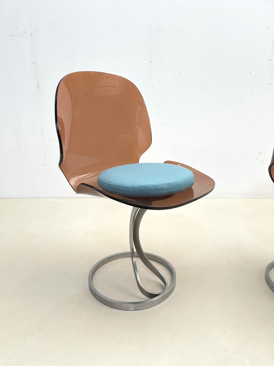Tissu Paire de chaises en plexiglas de style mi-siècle moderne, 1970 en vente