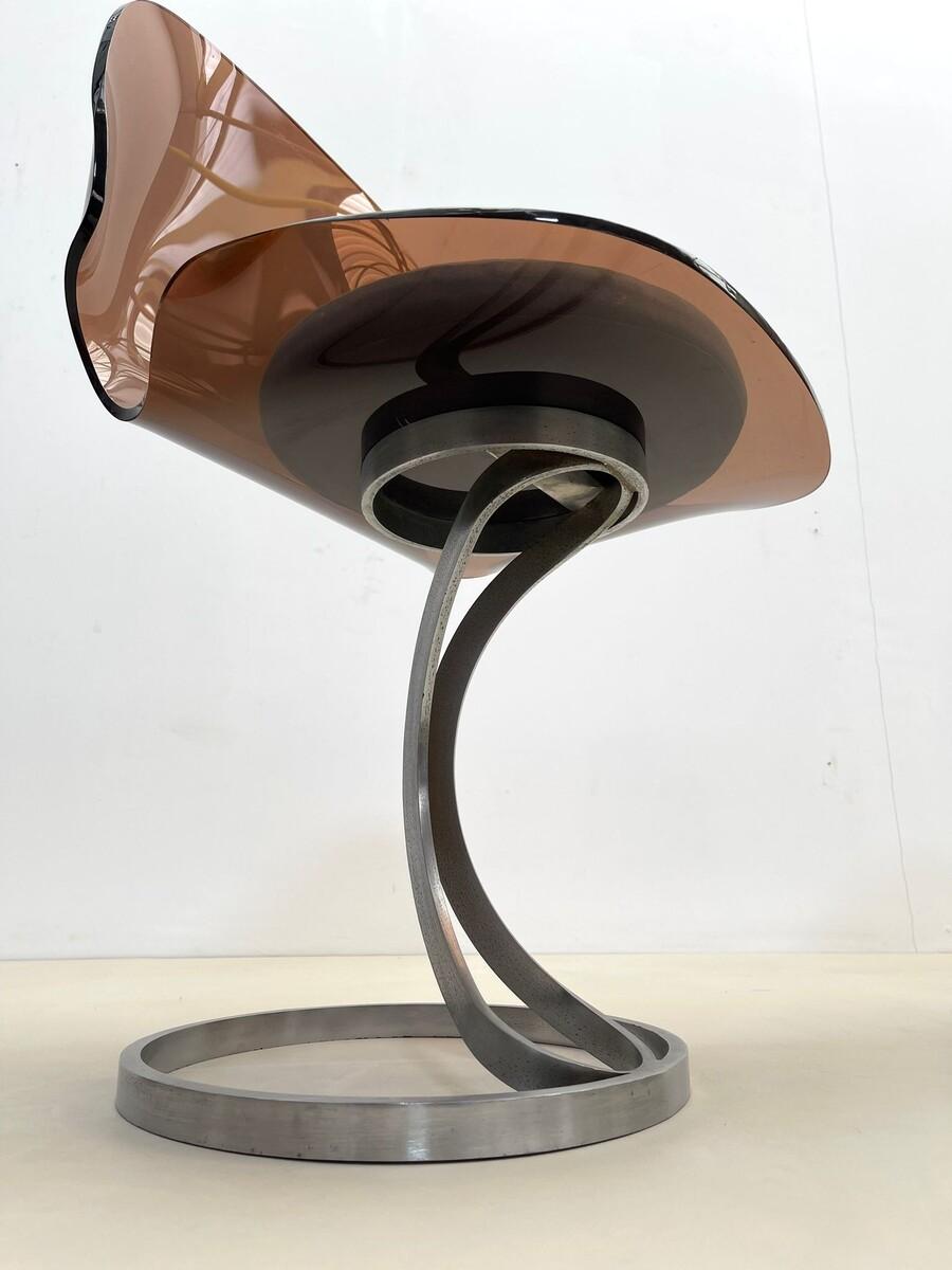 Paire de chaises en plexiglas de style mi-siècle moderne, 1970 en vente 2