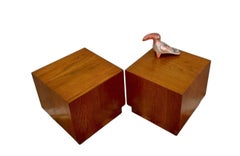 Coppia di tavolini cubici in noce con base a zoccolo in stile Mid-Century Modern