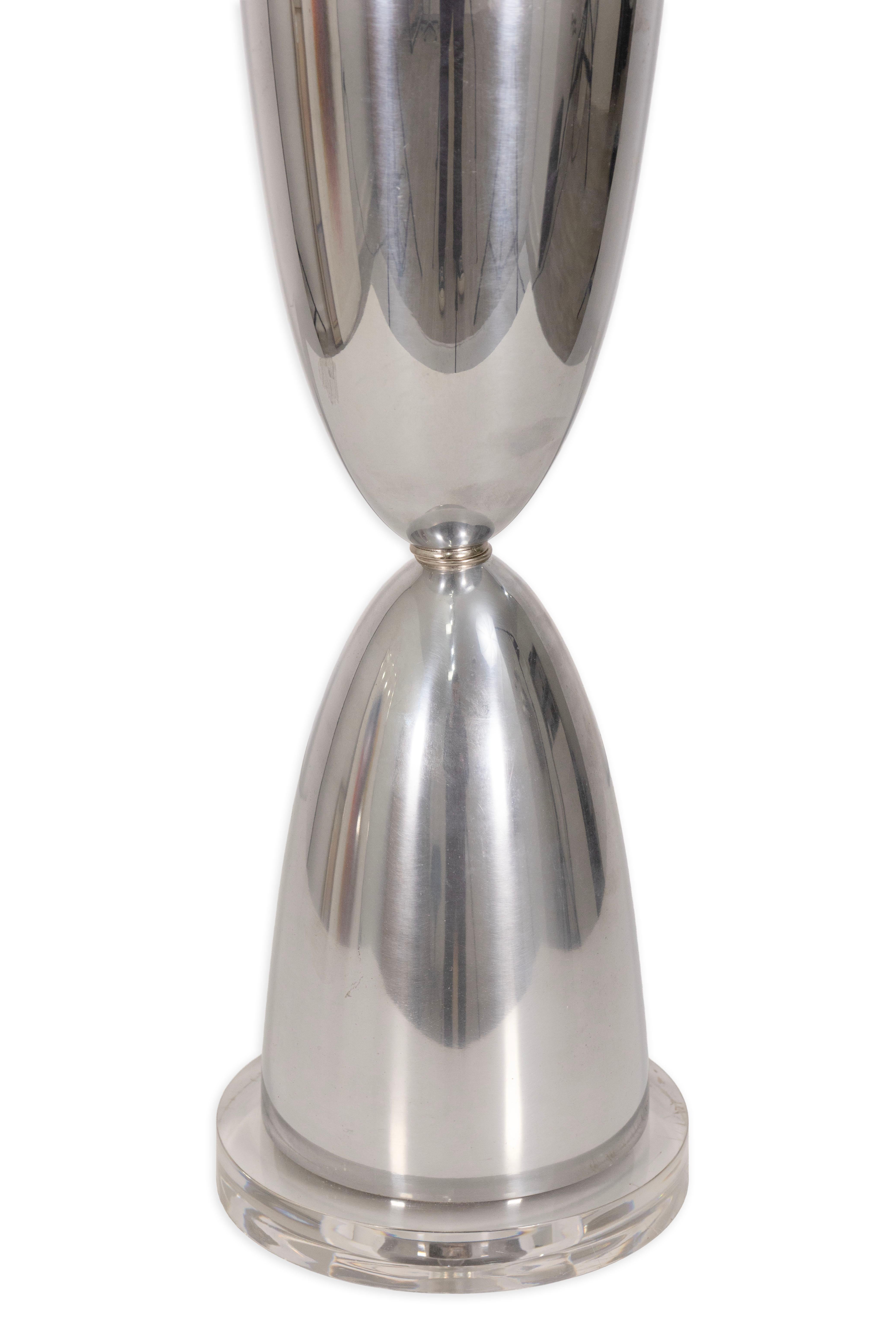 Mid-Century moderno Coppia di lampade da tavolo in alluminio lucido della metà del secolo scorso su basi in lucite in vendita