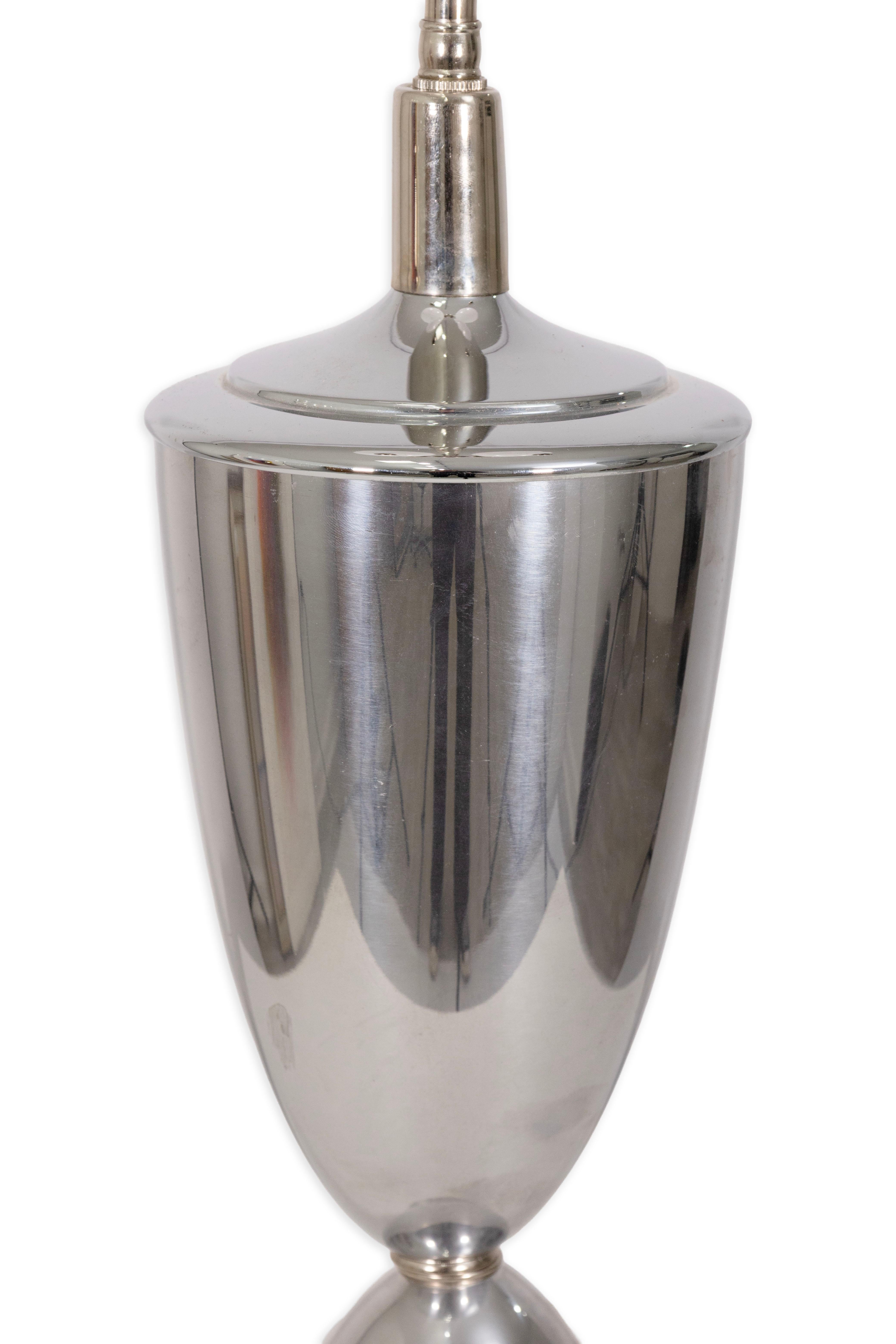 Coppia di lampade da tavolo in alluminio lucido della metà del secolo scorso su basi in lucite In condizioni buone in vendita a Keego Harbor, MI