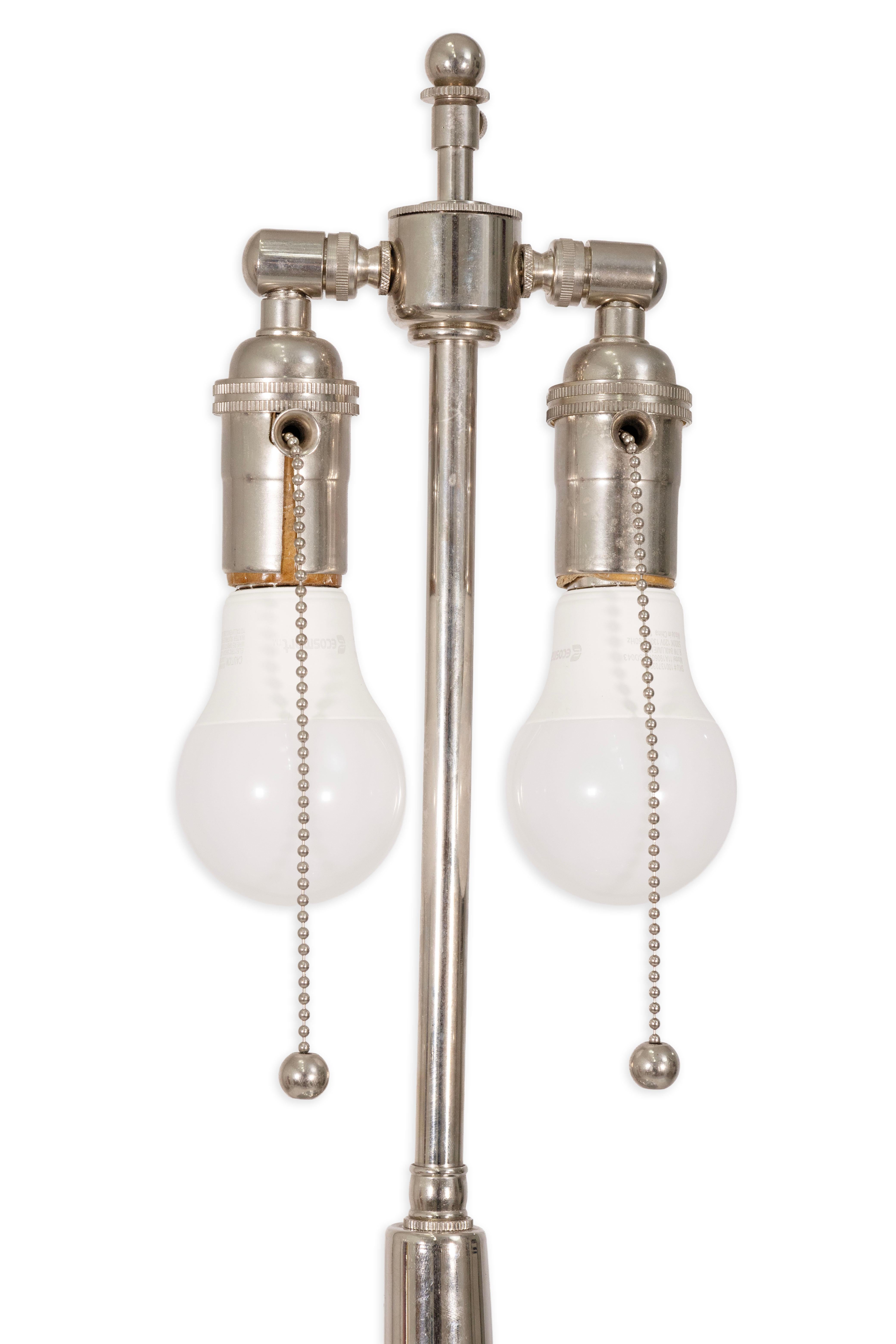 XX secolo Coppia di lampade da tavolo in alluminio lucido della metà del secolo scorso su basi in lucite in vendita