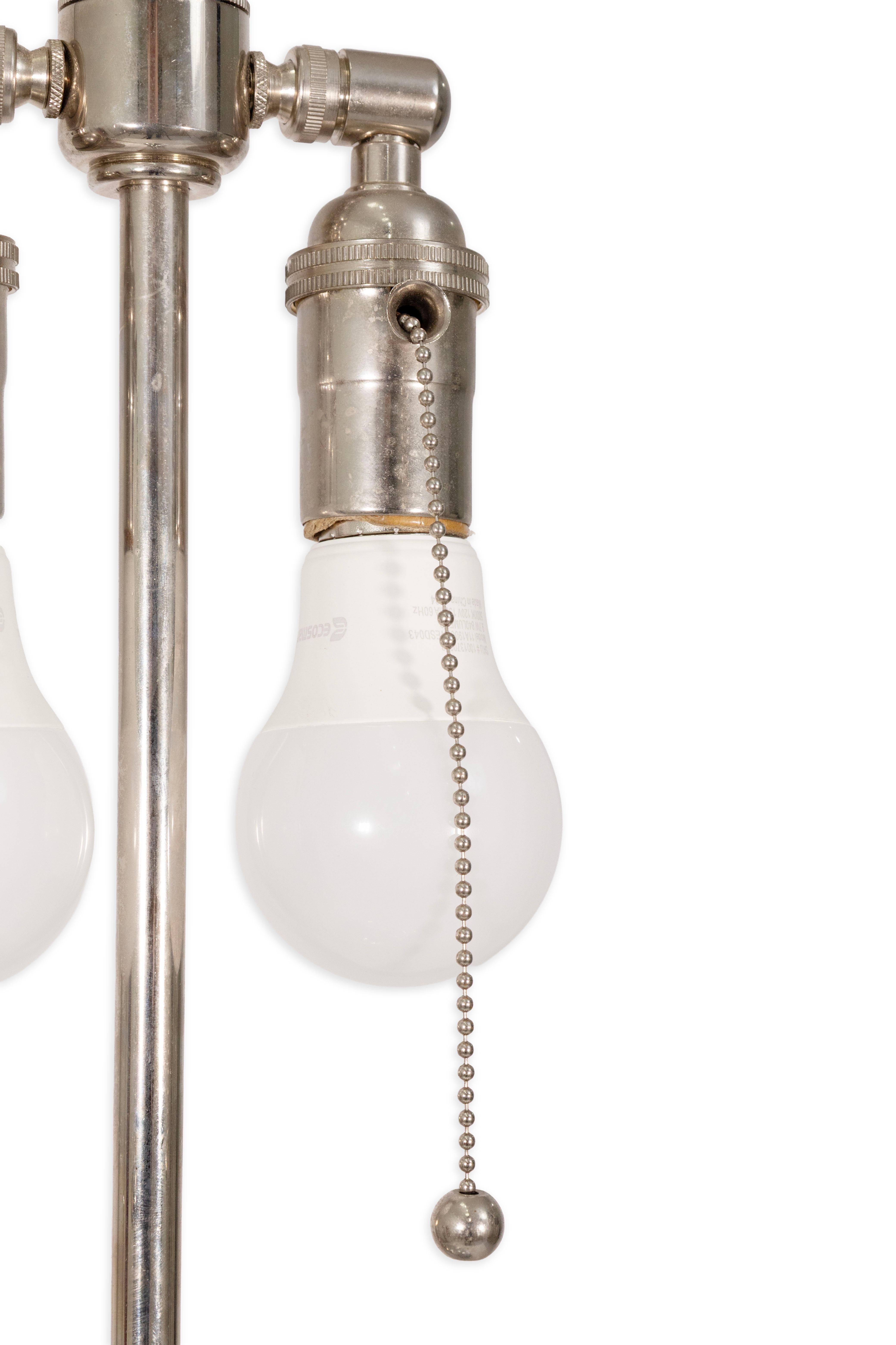 Alluminio Coppia di lampade da tavolo in alluminio lucido della metà del secolo scorso su basi in lucite in vendita